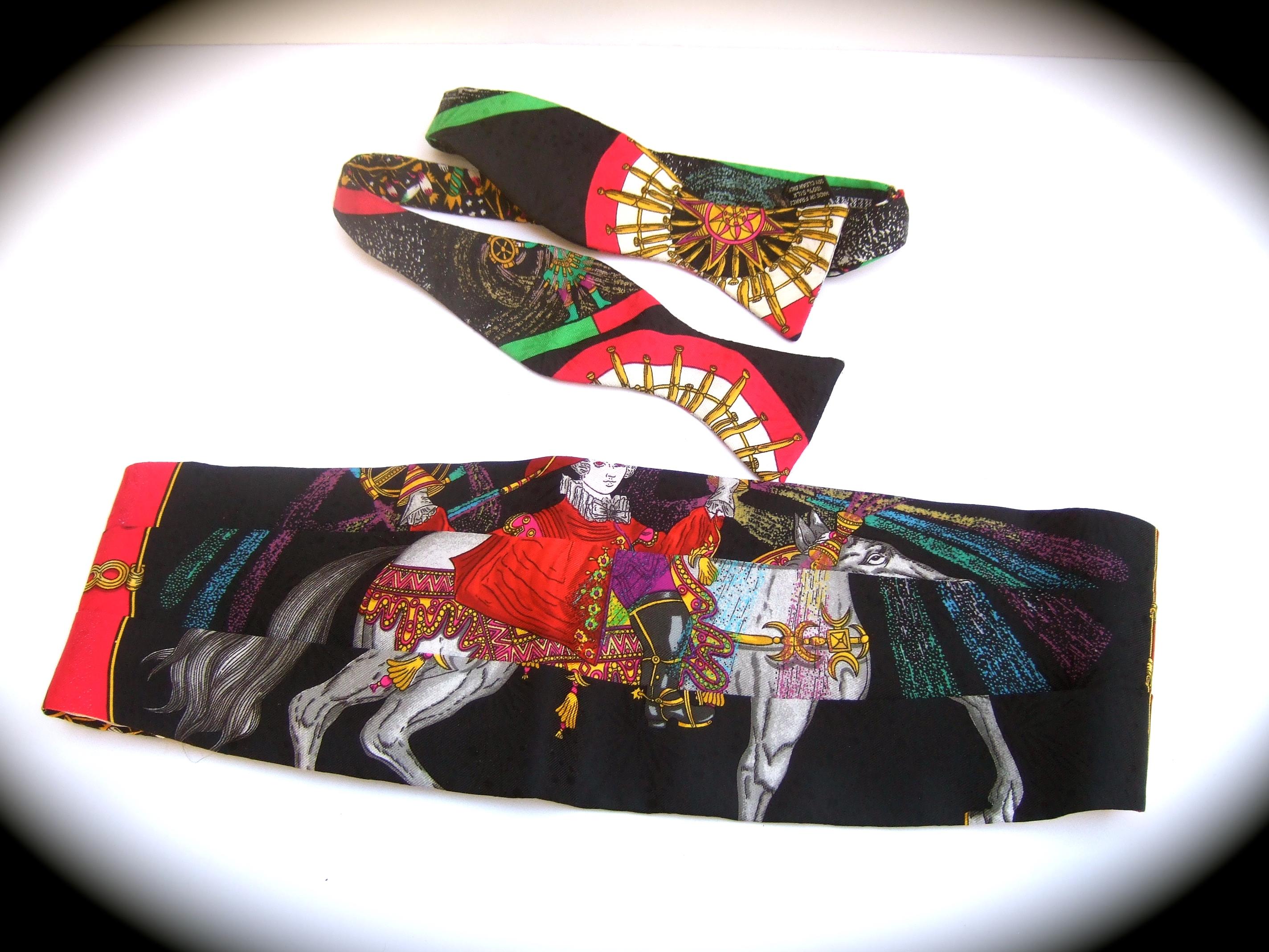 Fascia e papillon in seta di Hermes Paris in una scatola di Hermes degli anni '90. 
L'elegante ensemble di fasce si chiama 