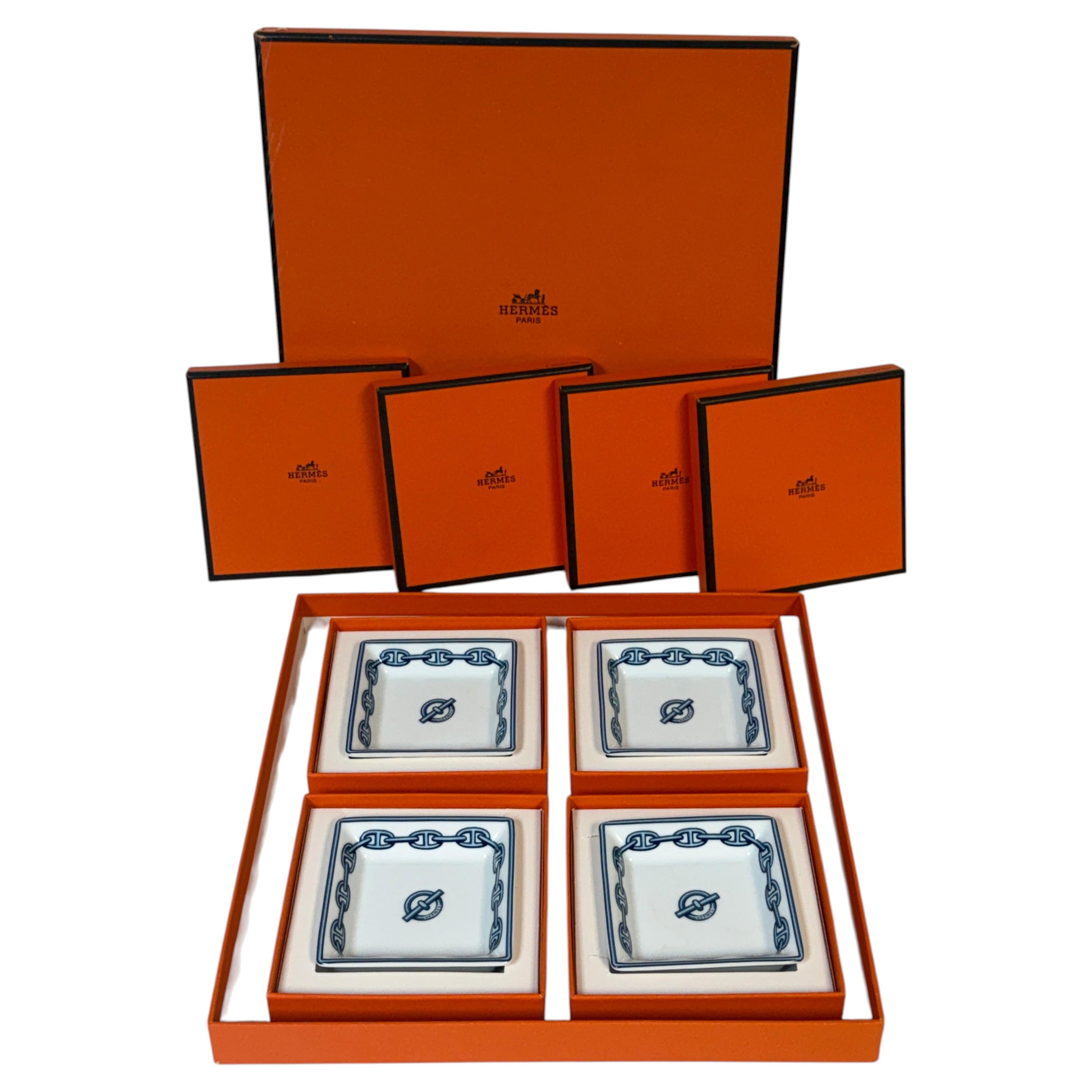 Ensemble de quatre coupelles à noix ou à confiseries « Chaîne d'Ancre » en porcelaine, Hermès Paris