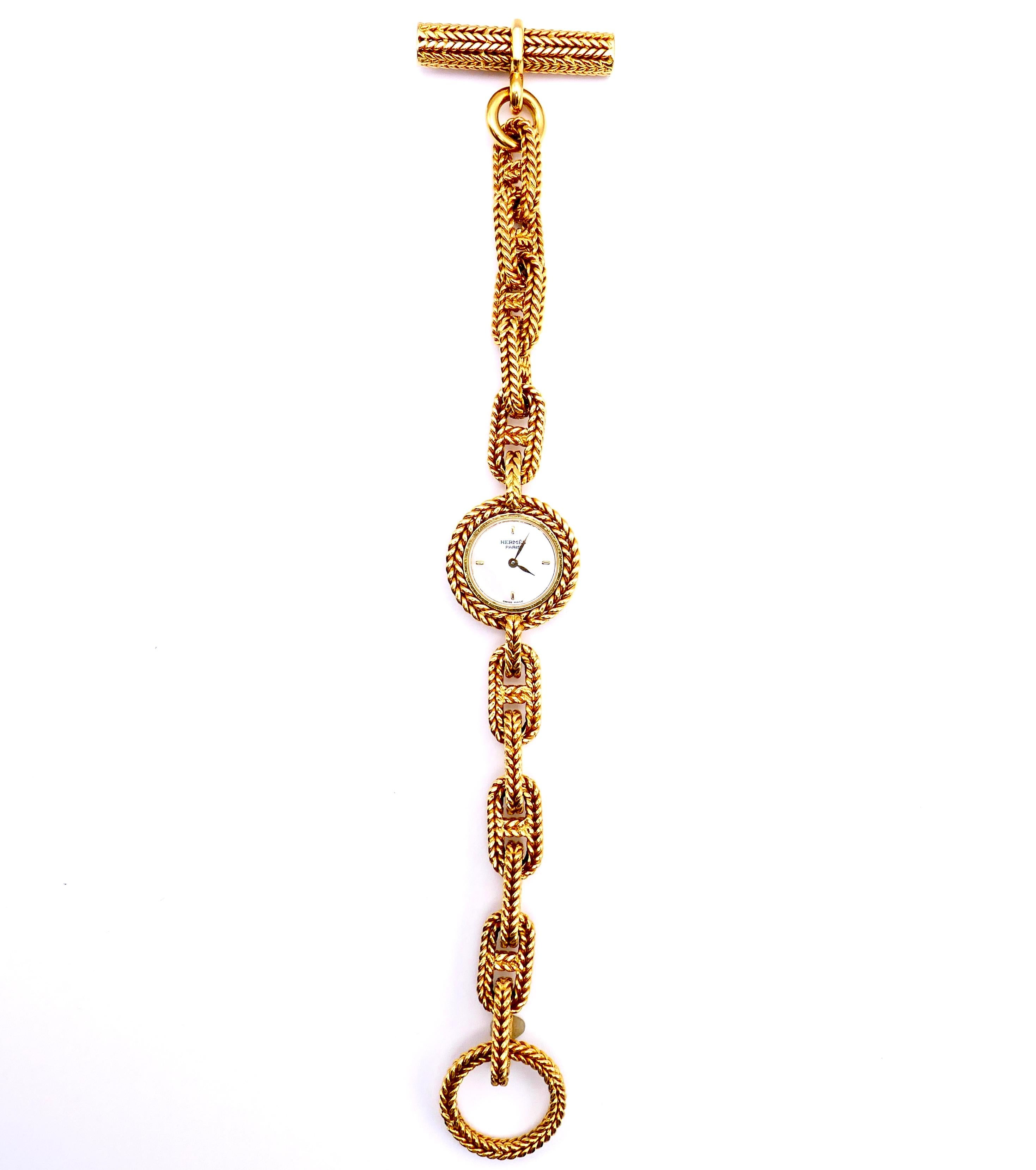 Une montre rare d'Hermès Paris de la collection Chaine D'Ancre. Fabriqué en or jaune 18k. Le bracelet présente des maillons tressés uniques de forme rectangulaire. Comporte un cadran en nacre et un mouvement à quartz. Fabrication suisse. Possède un