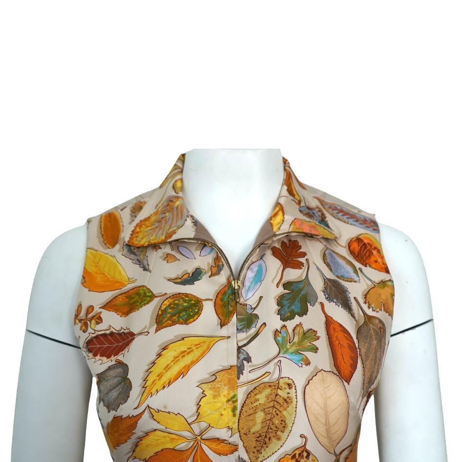 Chaleco Hermes Paris Collard Zip Hojas de Otoño
Cierre de cremallera
longitud: 22 
Busto: 34 
Cintura: 30
Tiene una pequeña marca en la parte delantera que aparece en la foto 2 en el lado izquierdo