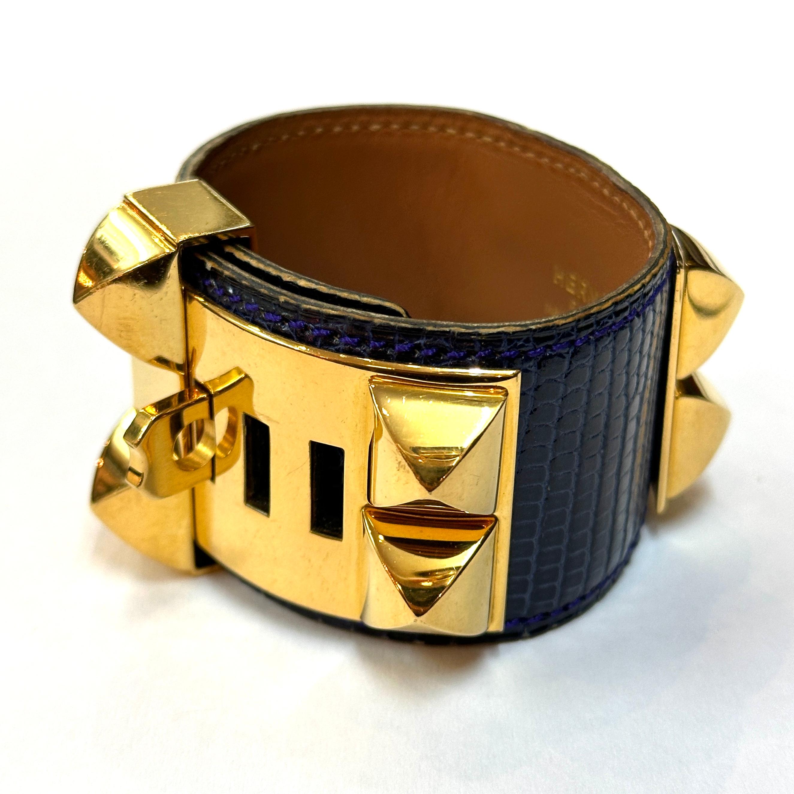 Hermes Paris Collier de Chien CDC Bracciale in pelle esotica di lucertola blu e oro

Il bracciale presenta normali segni d'uso ma non presenta danni o altri difetti.

Dimensioni: 210 x 39 mm
Circonferenza interna più grande chiusa: 170