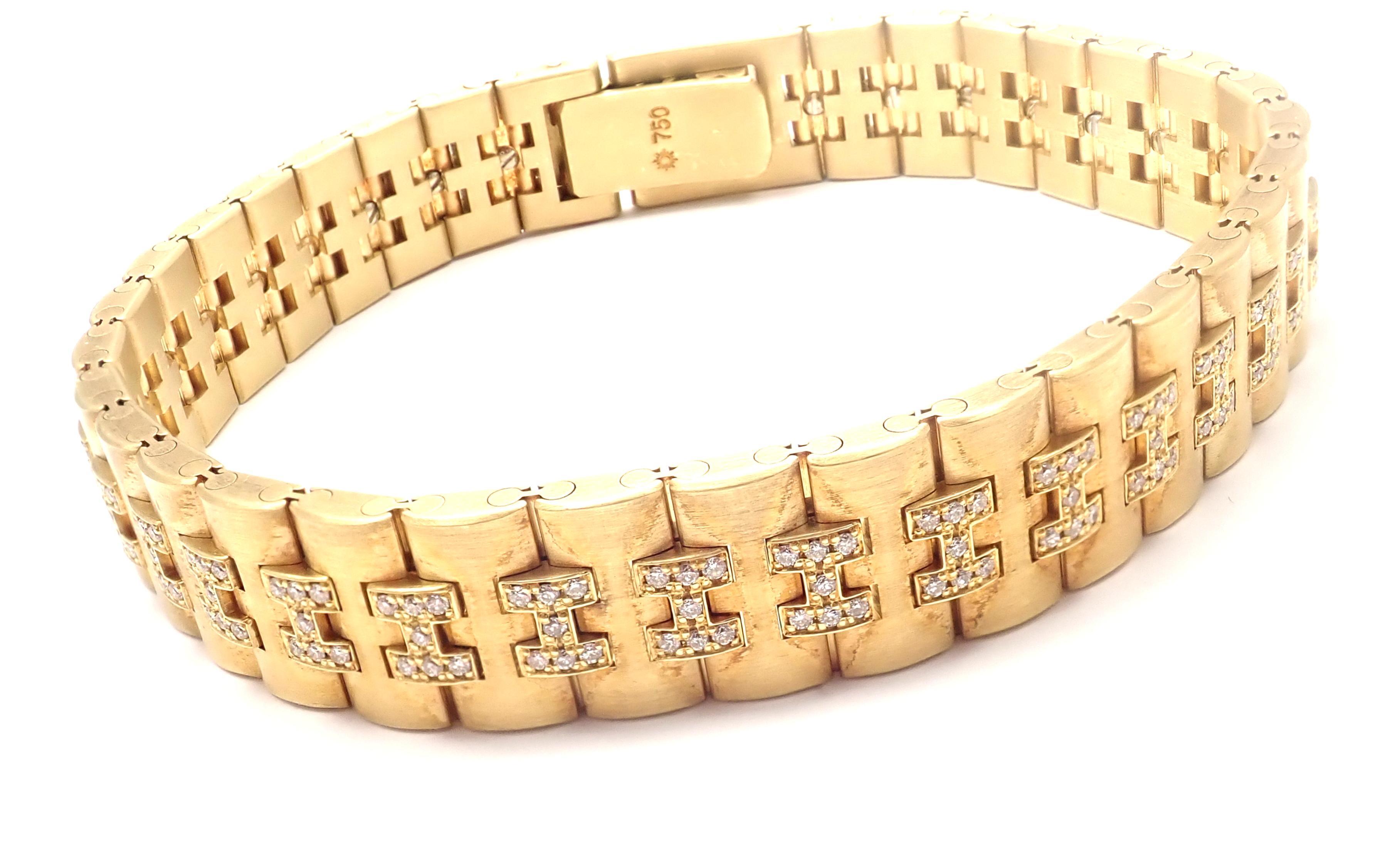 18k Yellow Gold Diamond H Link Bracelet by Hermes.
With 203 round brilliant cut diamonds VVS1 clarity F color total weight approximately 1ct
Details:
Length: 7.5