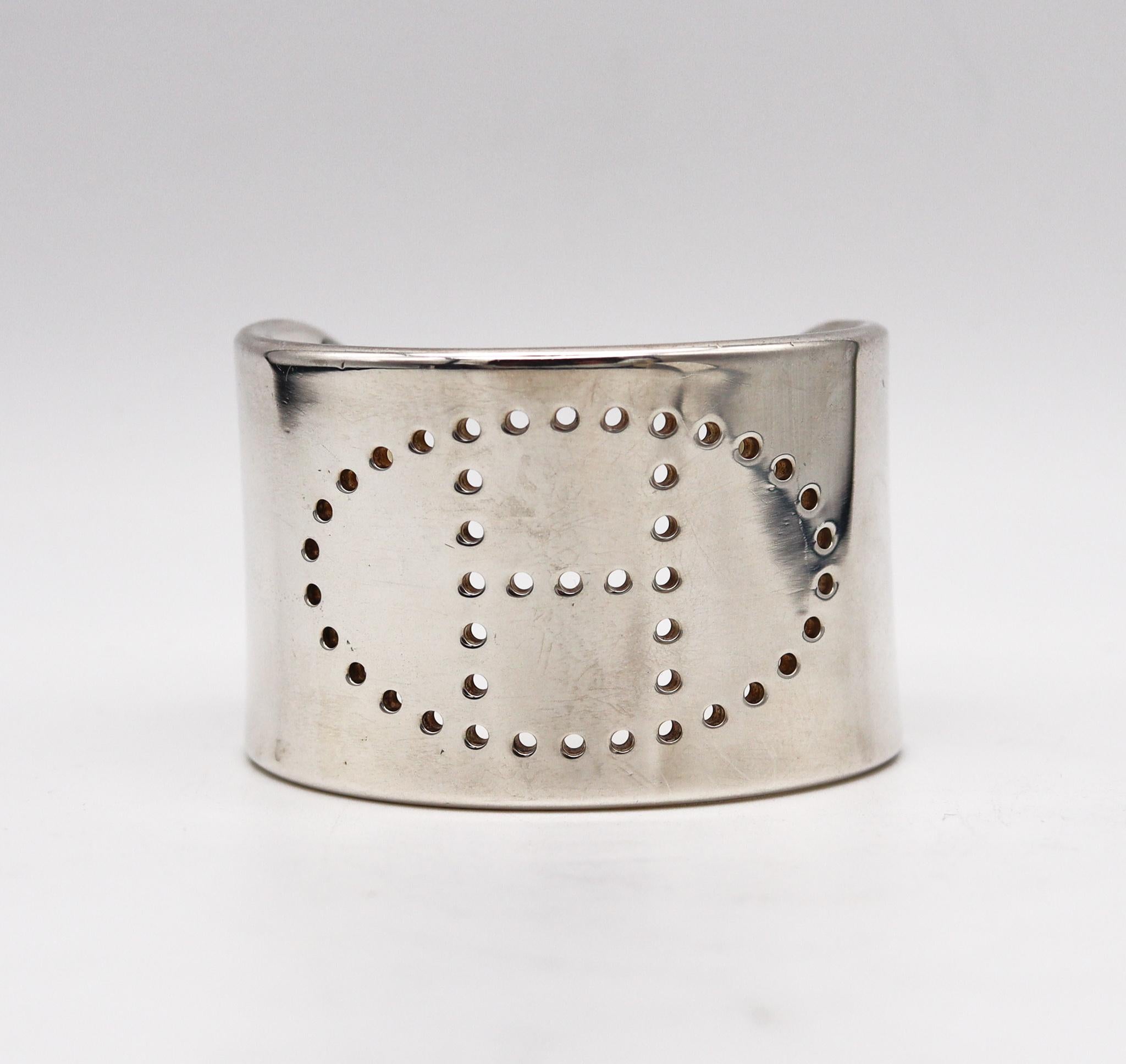 Eclypse cuff bracelet designed by Hermès.

A classic icon cuff bracelet, created in Paris France by the house of Hermès. This small Eclypse bracelet has been crafted with the company logo of the H, in solid sterling silver of .925/.999 with very
