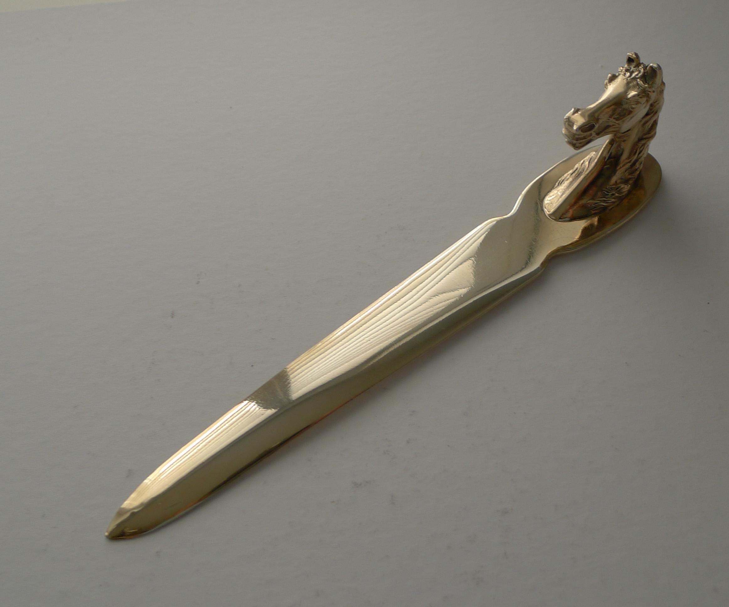 Ein sehr begehrter Brieföffner oder ein Papiermesser aus vergoldeter Bronze von ca. 1960; ein seltener Fund in der Goldfarbe.

Der Griff hat die Form eines Pferdekopfes und ist sehr schön gearbeitet. Die Unterseite ist von dem berühmten, 1837