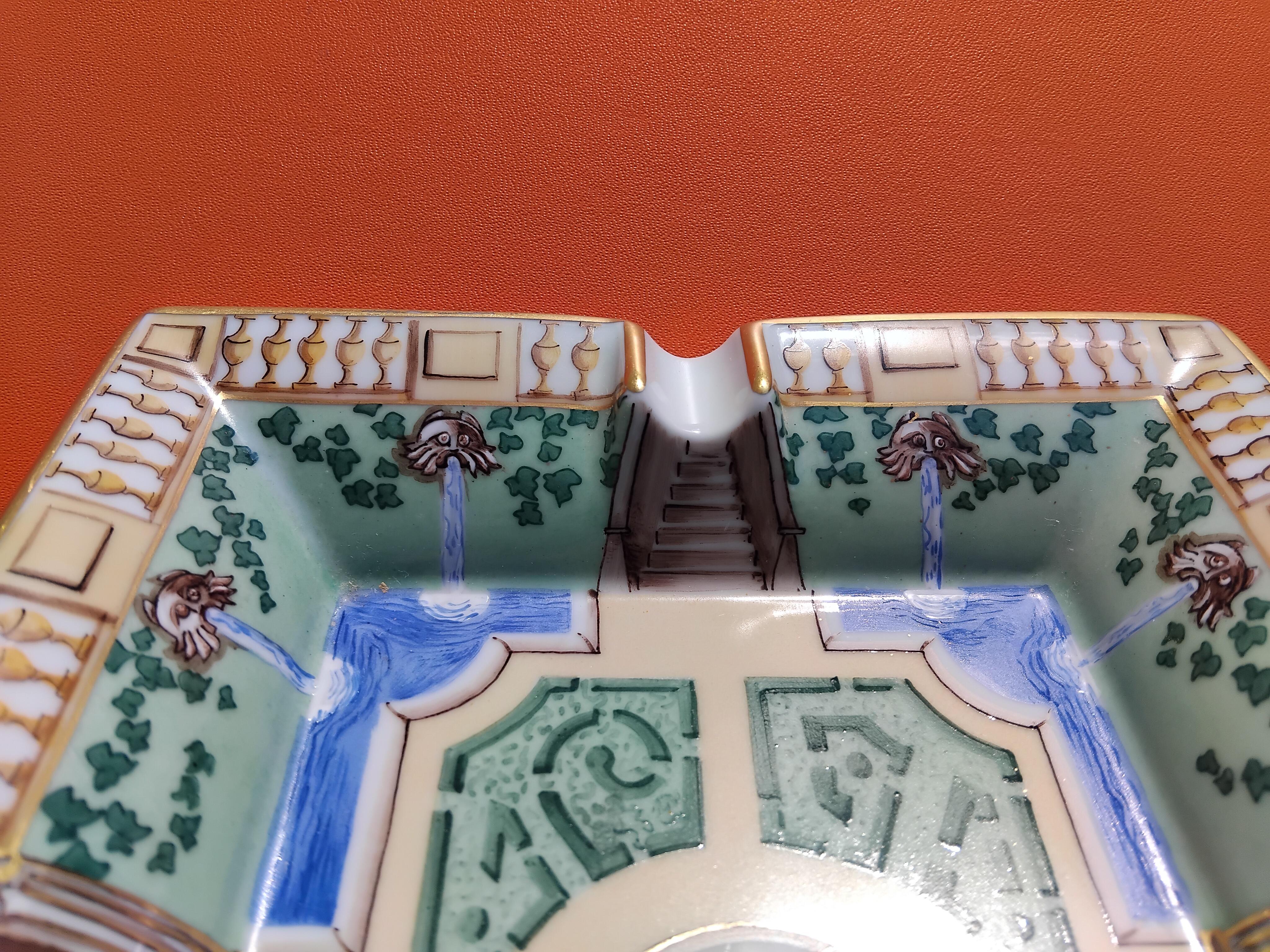 Hermès París Jardín Francés Impreso Cenicero Cigarros Bandeja de cambio Porcelana Dorada en venta 6