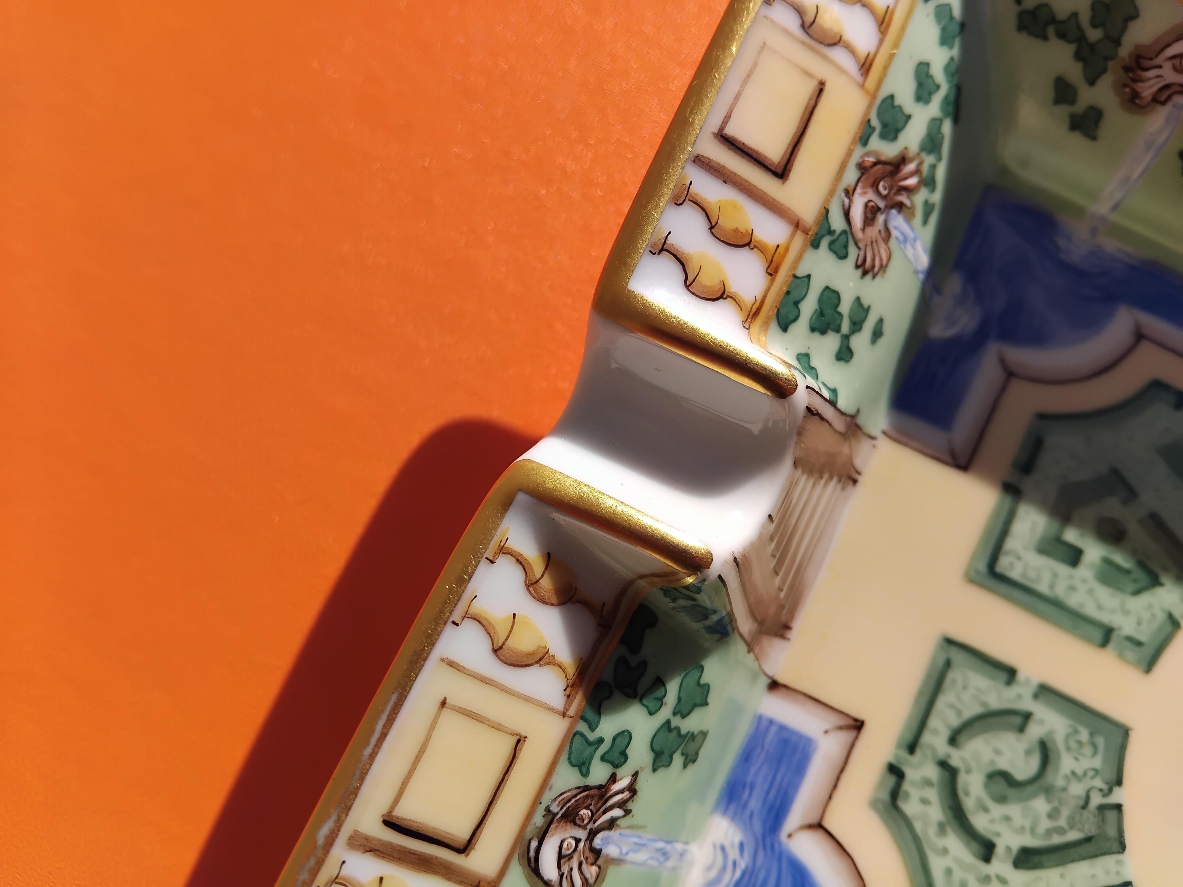 Hermès París Jardín Francés Impreso Cenicero Cigarros Bandeja de cambio Porcelana Dorada en venta 7