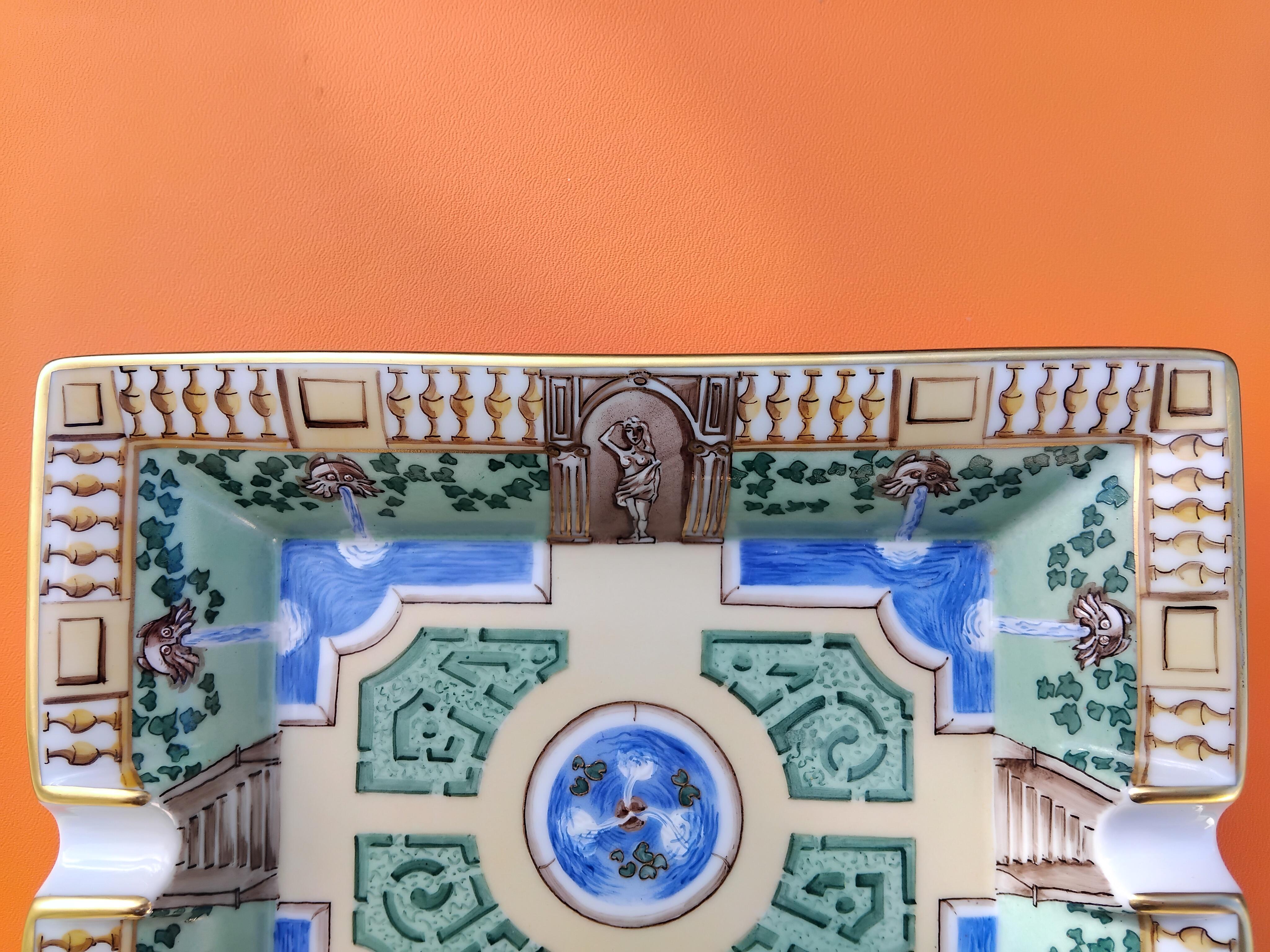Hermès París Jardín Francés Impreso Cenicero Cigarros Bandeja de cambio Porcelana Dorada en venta 9