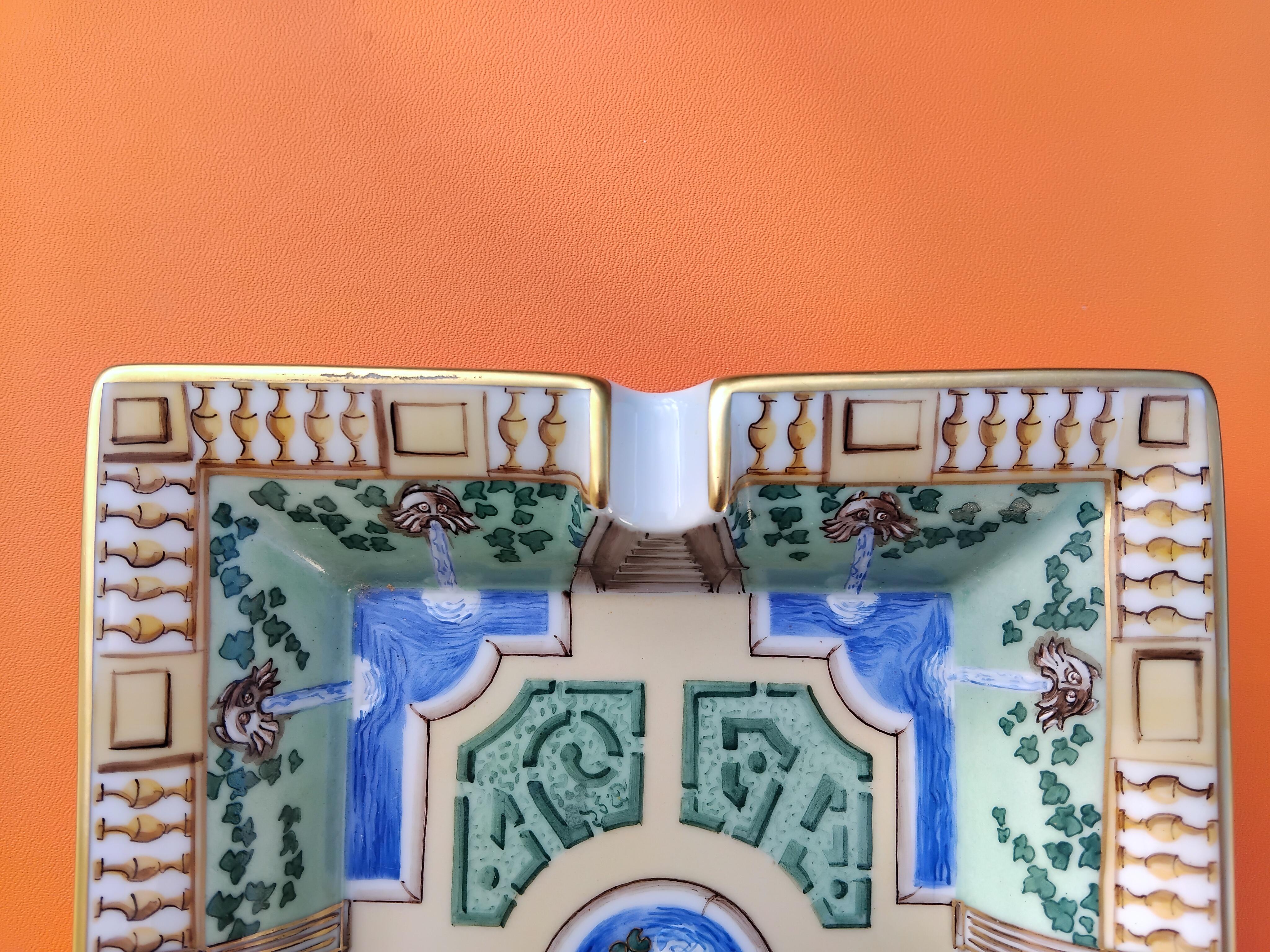 Hermès París Jardín Francés Impreso Cenicero Cigarros Bandeja de cambio Porcelana Dorada en venta 10
