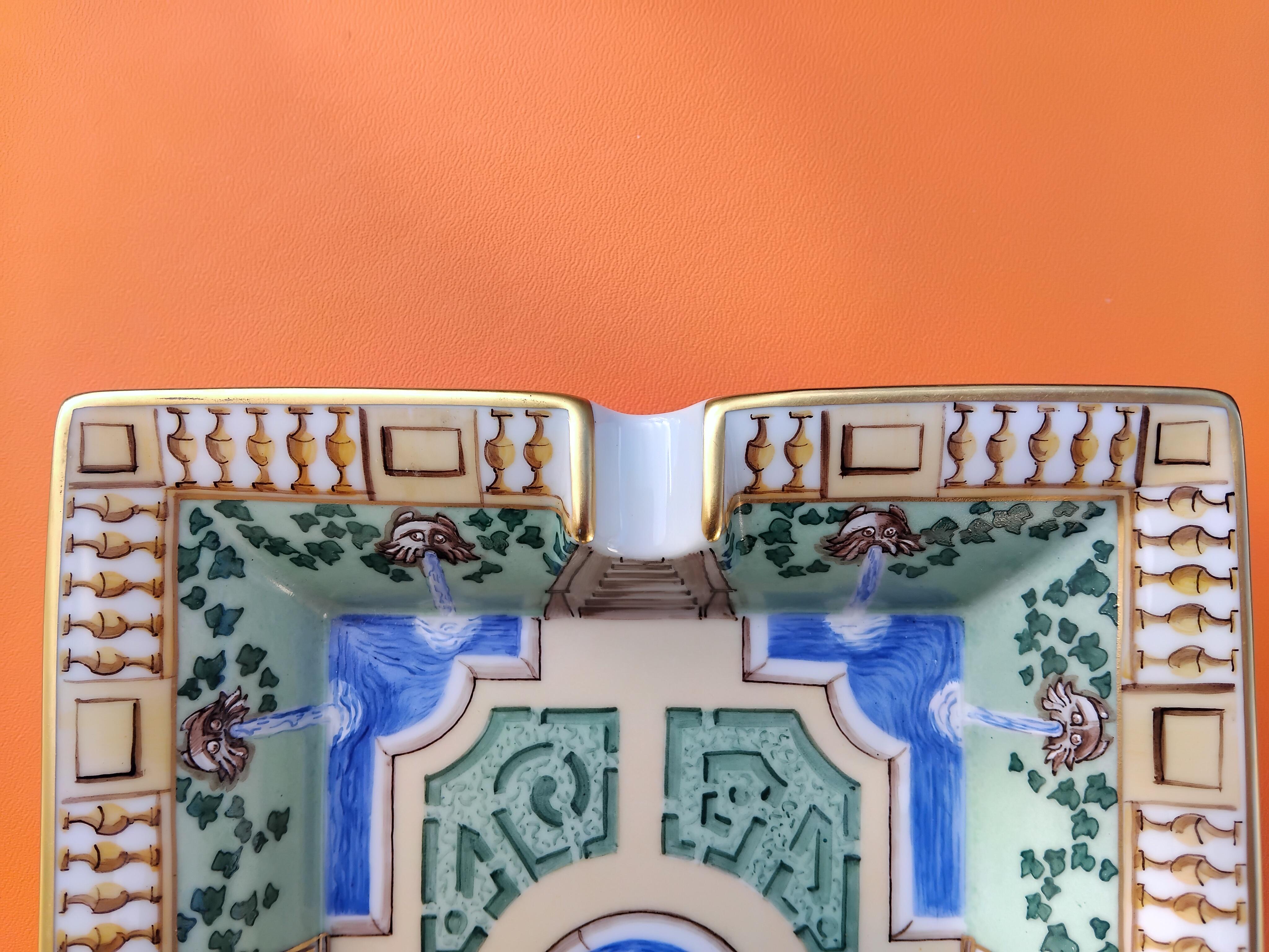 Hermès París Jardín Francés Impreso Cenicero Cigarros Bandeja de cambio Porcelana Dorada en venta 12
