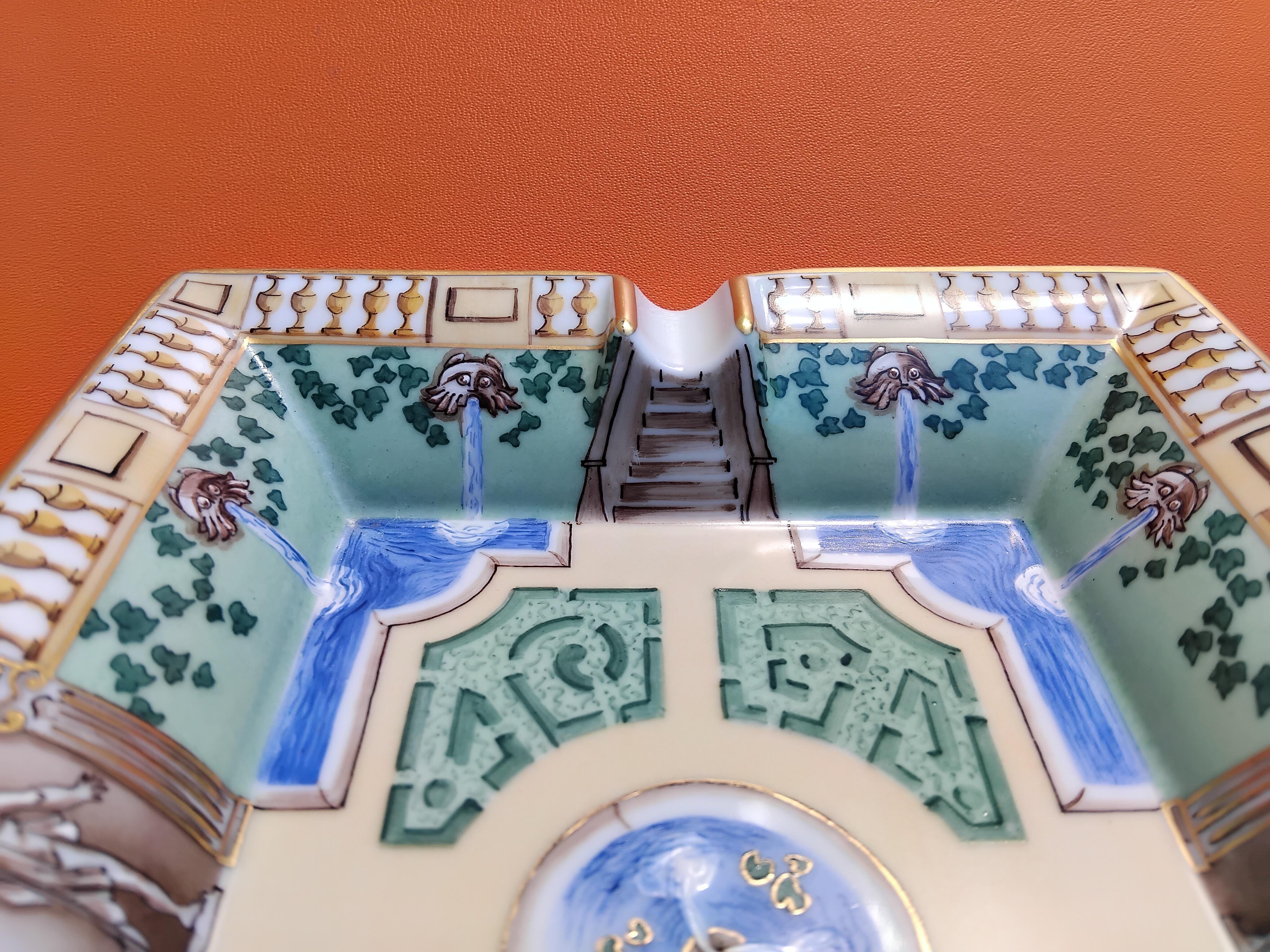 Hermès París Jardín Francés Impreso Cenicero Cigarros Bandeja de cambio Porcelana Dorada en venta 4