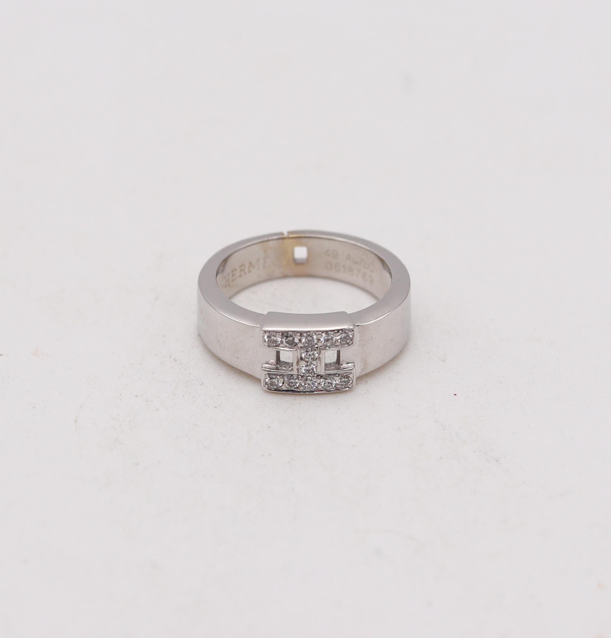 Ring H, entworfen von Hermes.

Dies ist der ikonische H-Ring, der in Paris, Frankreich, vom Haus Hermes geschaffen wurde. Dieser Ring wurde aus massivem 18-karätigem Weißgold mit hochglanzpolierter Oberfläche gefertigt. Das ikonische H in der