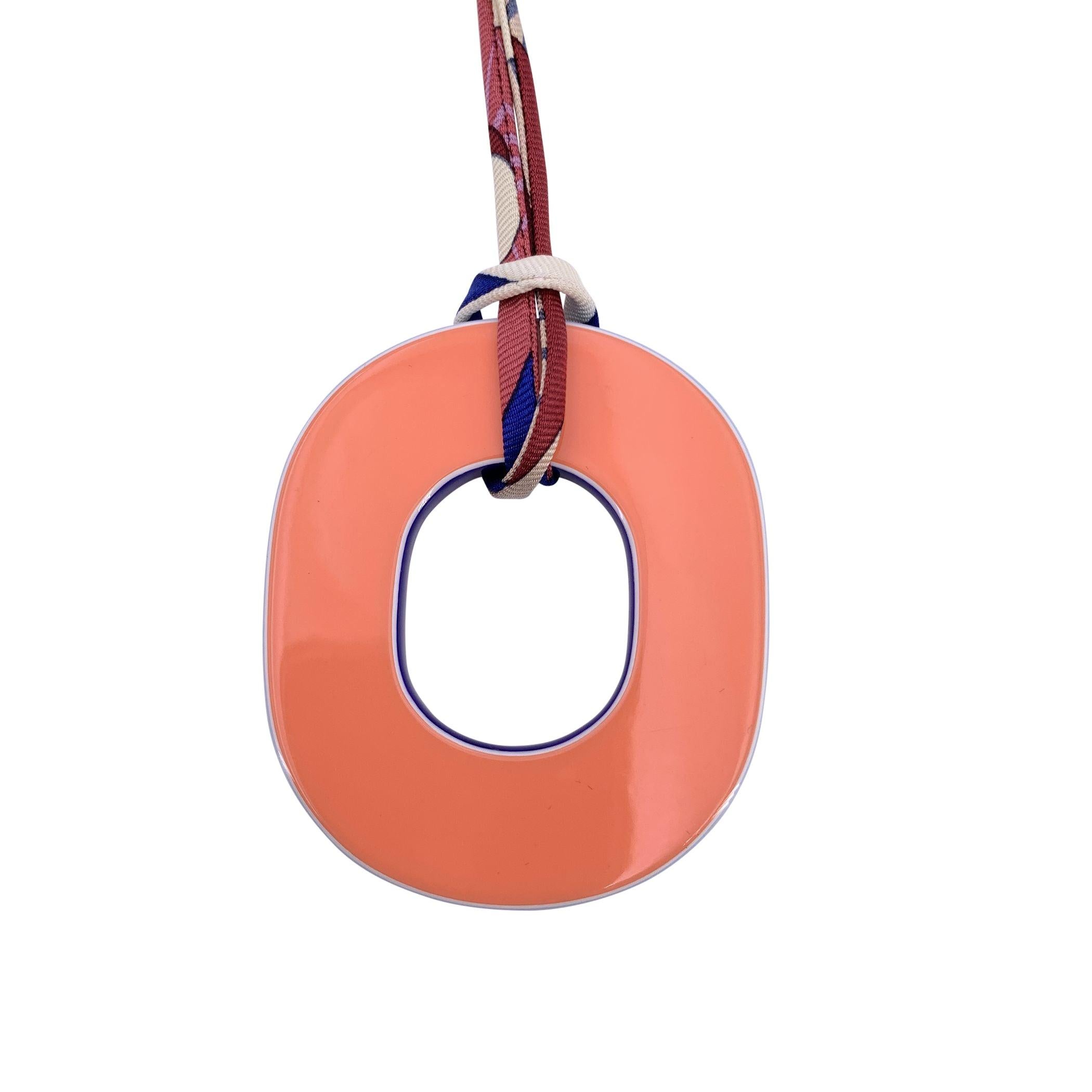 Rosa Hermes Paris Isthme Collana ovale con ciondolo in Wood laccato in vendita