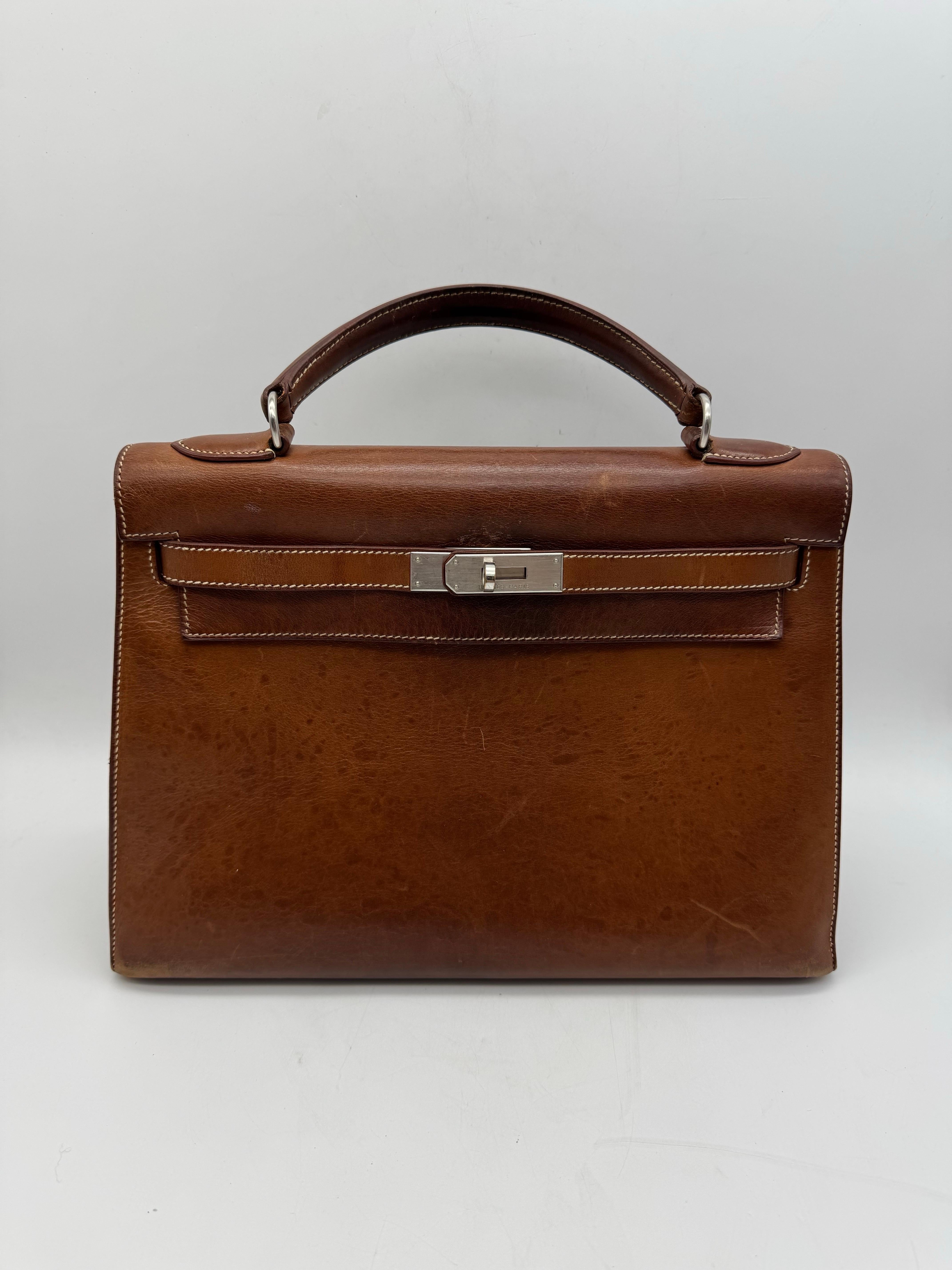 Exclusivo bolso Kelly vintage Hermes 32, París.

De muy alta calidad y exquisitamente elaborado.

Talla 32

Piel de becerro

Herrajes de plata marrón

Fabricado en 1995-1999

Cuero en estado original con una hermosa pátina.