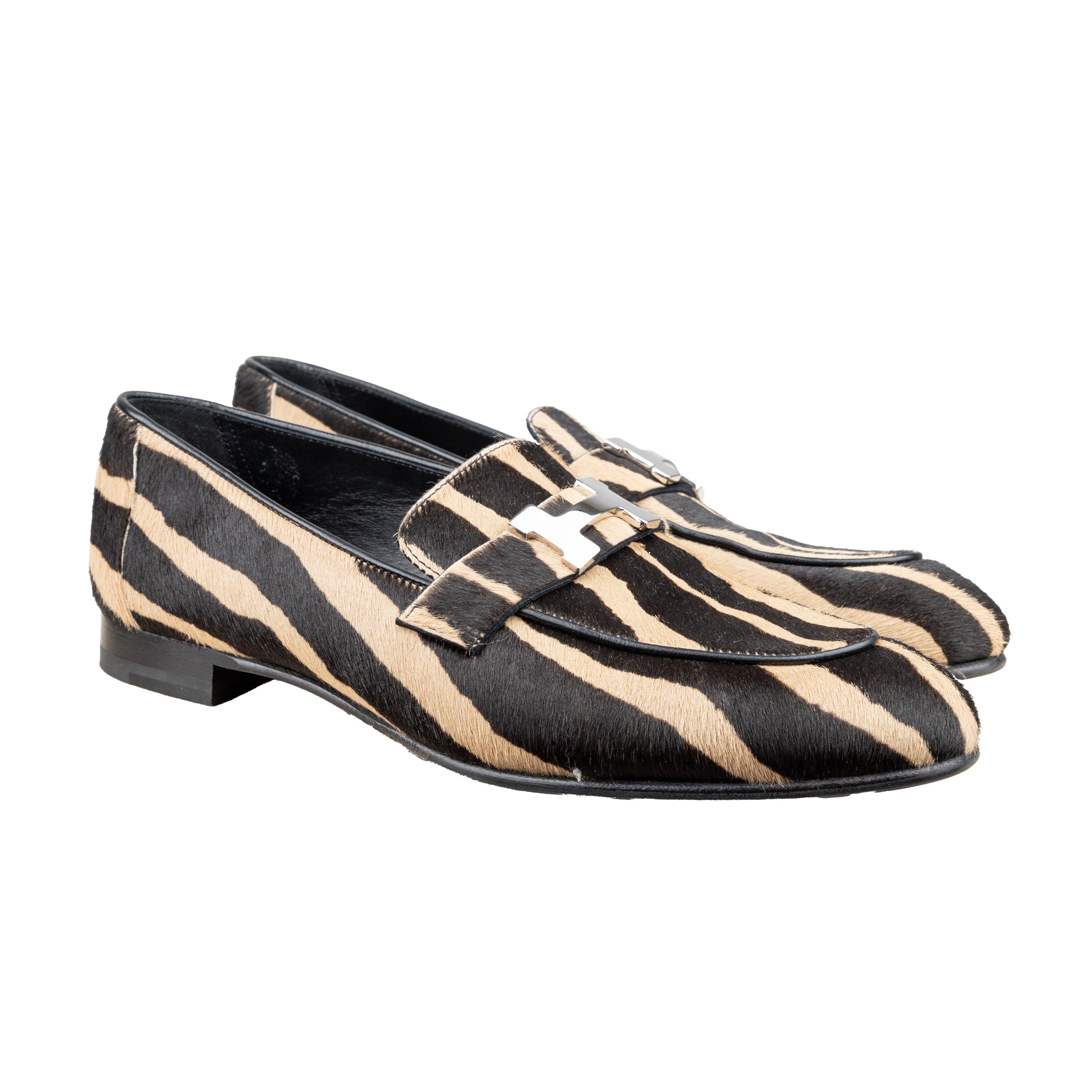Diese Mokassins aus Kalbsleder von Hermès Paris sind mehr als nur ein klassischer Loafer. Mit dem kultigen H-Logo aus Metall auf dem Gürtel heben sie jedes Outfit auf ein elegantes und raffiniertes Niveau und eignen sich sowohl für den Tag als auch