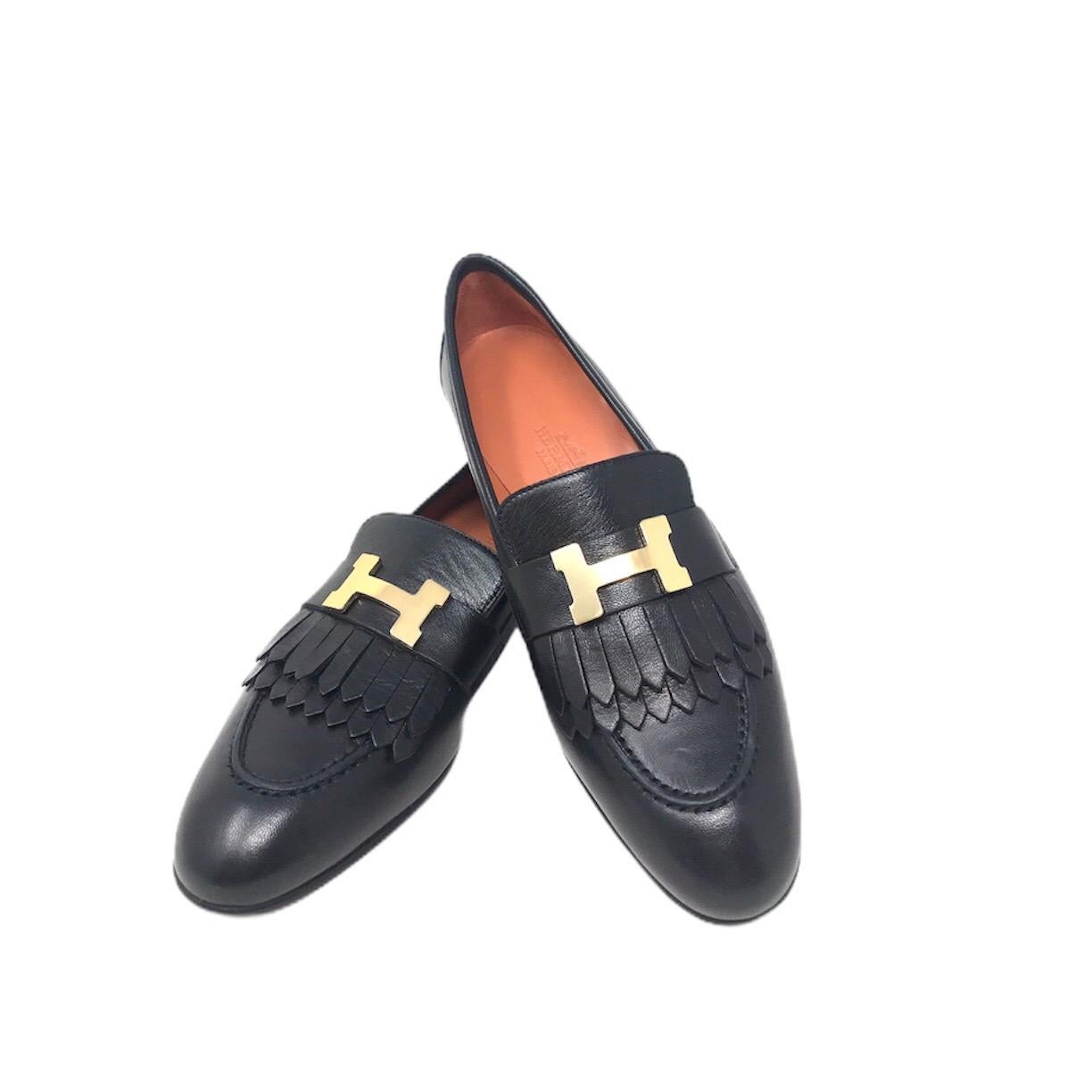 Hermès Paris loafers
Paris model
In kid embellished with a detail in gold metal, Black color
size 35
like new condition with box and dust bag