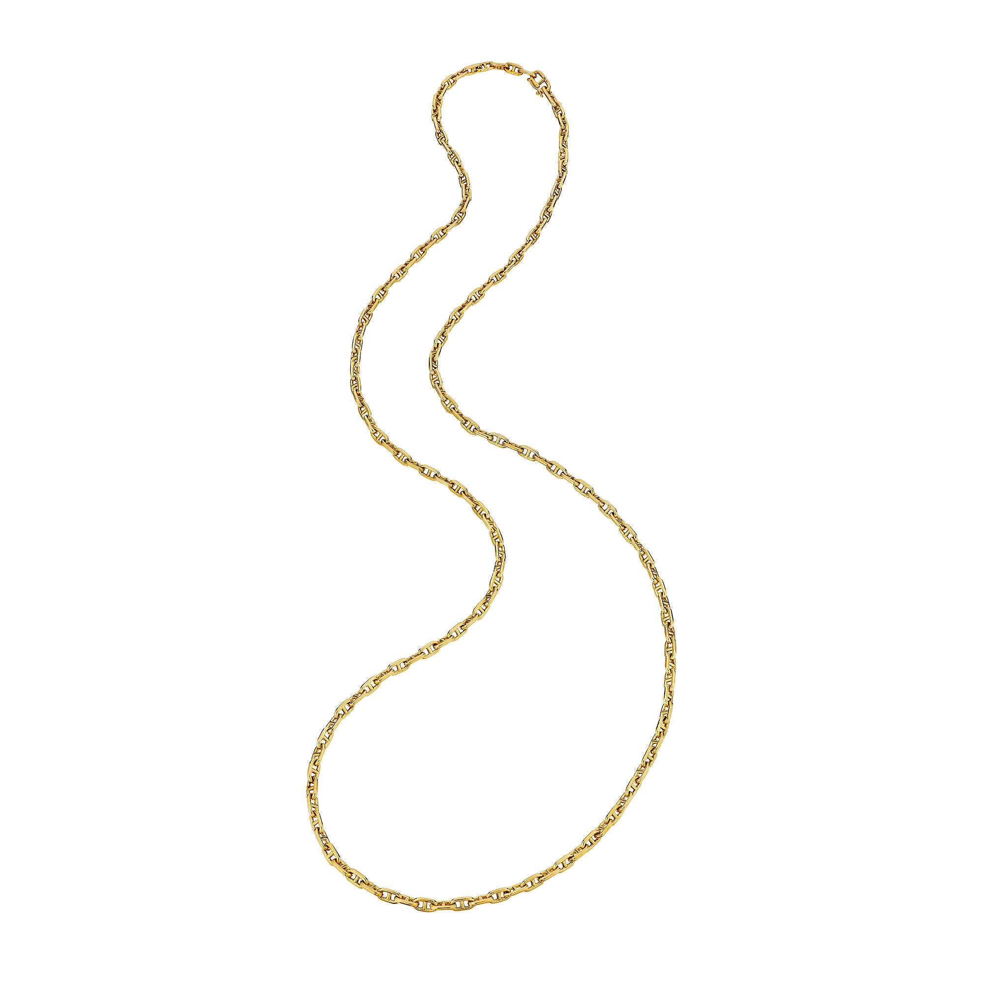 Lassen Sie sich in kostbarem Gold einkreisen mit diesem kultigen Hermes Paris  Kette 'chain d'ancre' mit langem, kleinem Glied, modernistische Halskette.  Signiert Hermes mit französischen Punzen.  Tragen Sie es lang oder doppelt gewickelt, aber so