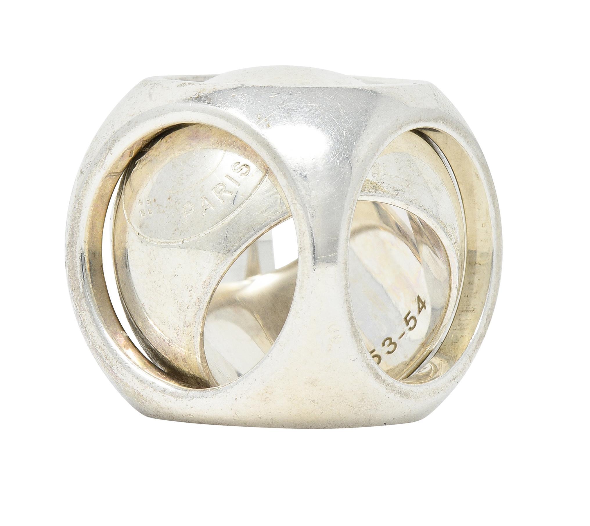 Entworfen als runde Würfelform mit durchbrochenen Kreisen auf jeder Seite
Zentrierung eines gewölbten inneren Bandes, das sich frei in der Form A dreht
Ring Band richtet sich mit durchbohrten Kreis, die für mehrere Größen passen können
Gestempelt