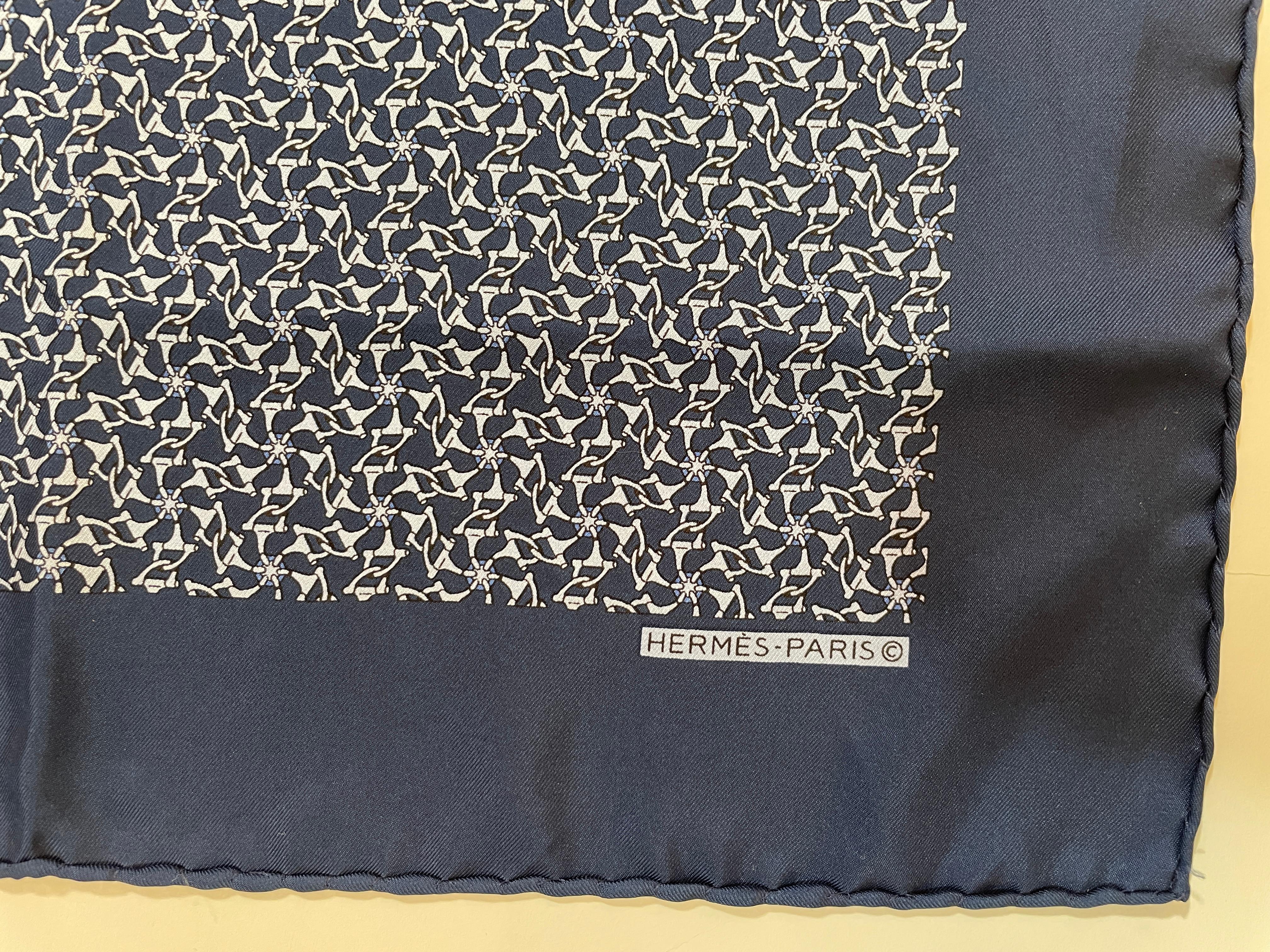 HERMES PARIS Marineblaues Einstecktuch aus Seide mit Pferdegebiss-Muster  im Zustand „Gut“ im Angebot in North Hollywood, CA