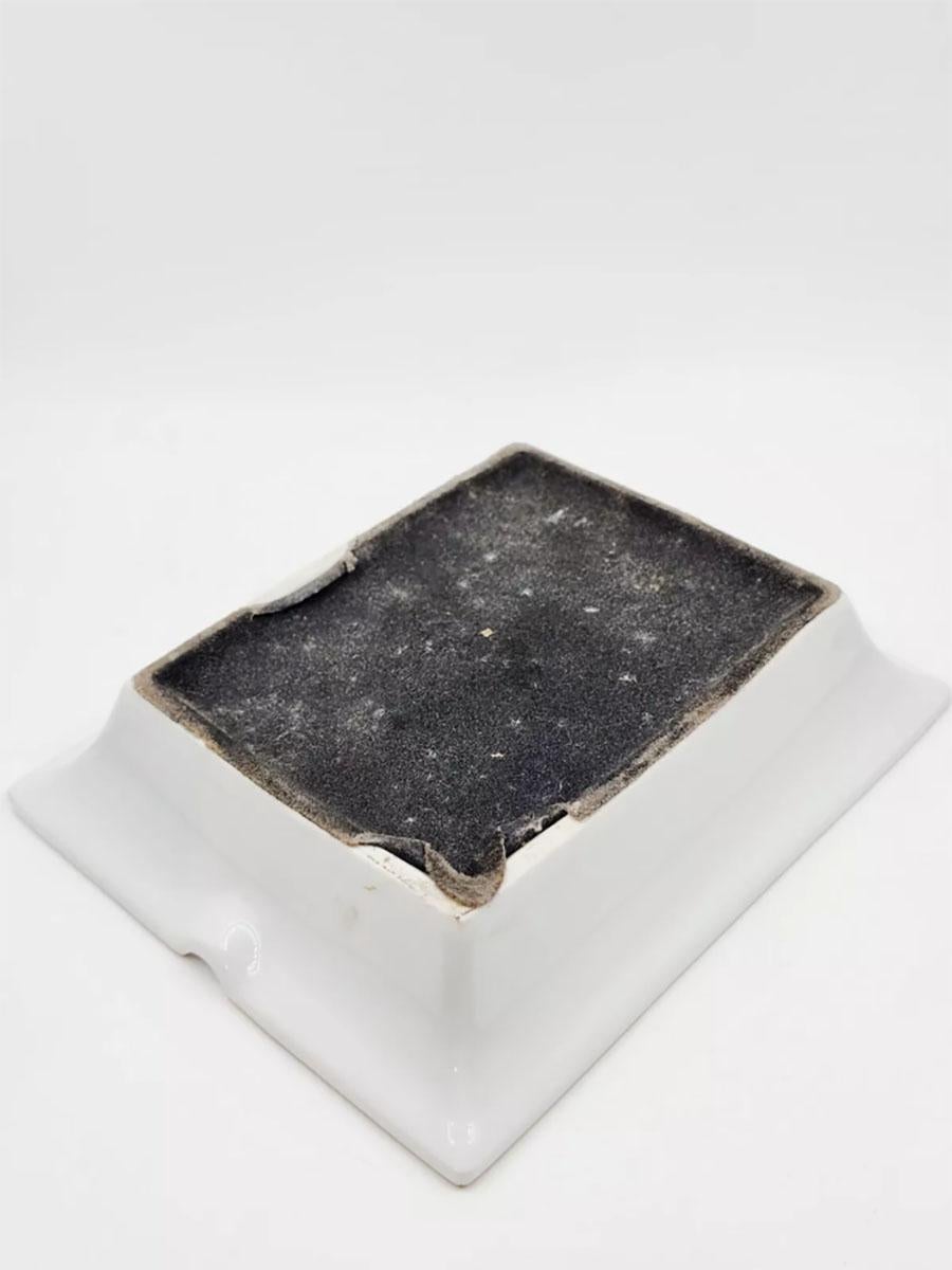 Posacenere in porcellana Hermès Paris
Questo posacenere presenta un incantevole e dettagliato disegno di un'anatra in un ambiente naturale, con delicate pennellate e un'armoniosa tavolozza di colori. La raffigurazione dell'anatra, simbolo di grazia