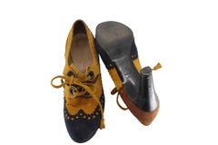 HERMÈS PARIS pumps with eyelets and laces in navy and mustard suede, Size 38.5