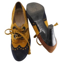 HERMÈS PARIS pumps with eyelets and laces in navy and mustard suede, Size 38.5