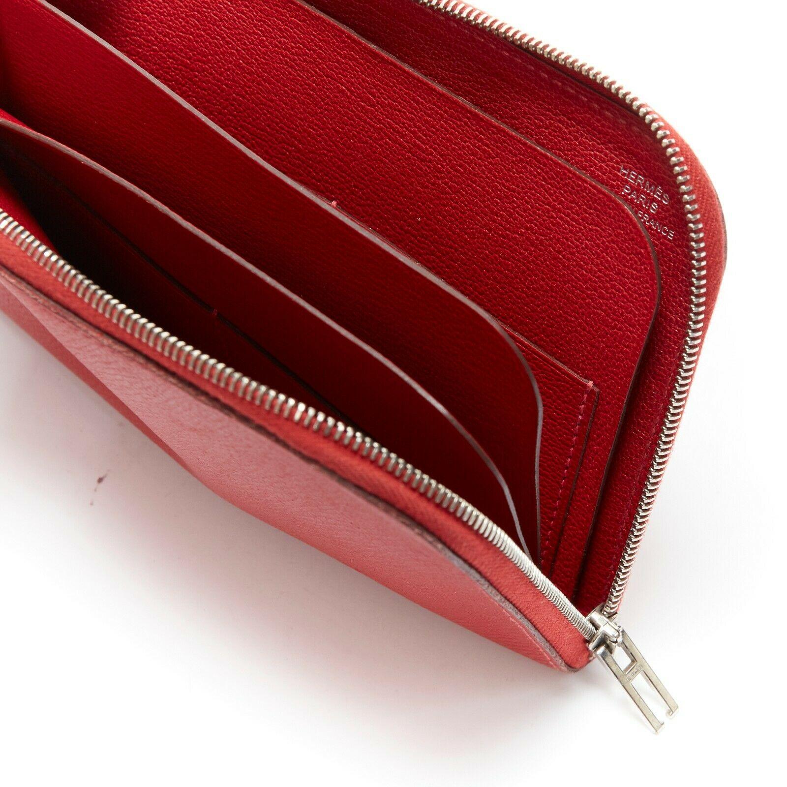 HERMES PARIS red remix duo wallet calfskin leather silver palladium zip classic 
Reference: WEYN/A00345 
Brand: Hermes 
Material: Calfskin 
Color: Red 
Closure: Zip 
Extra Detail: Zipped wallet in Epsom calfskin. Silver and palladium zipper. 