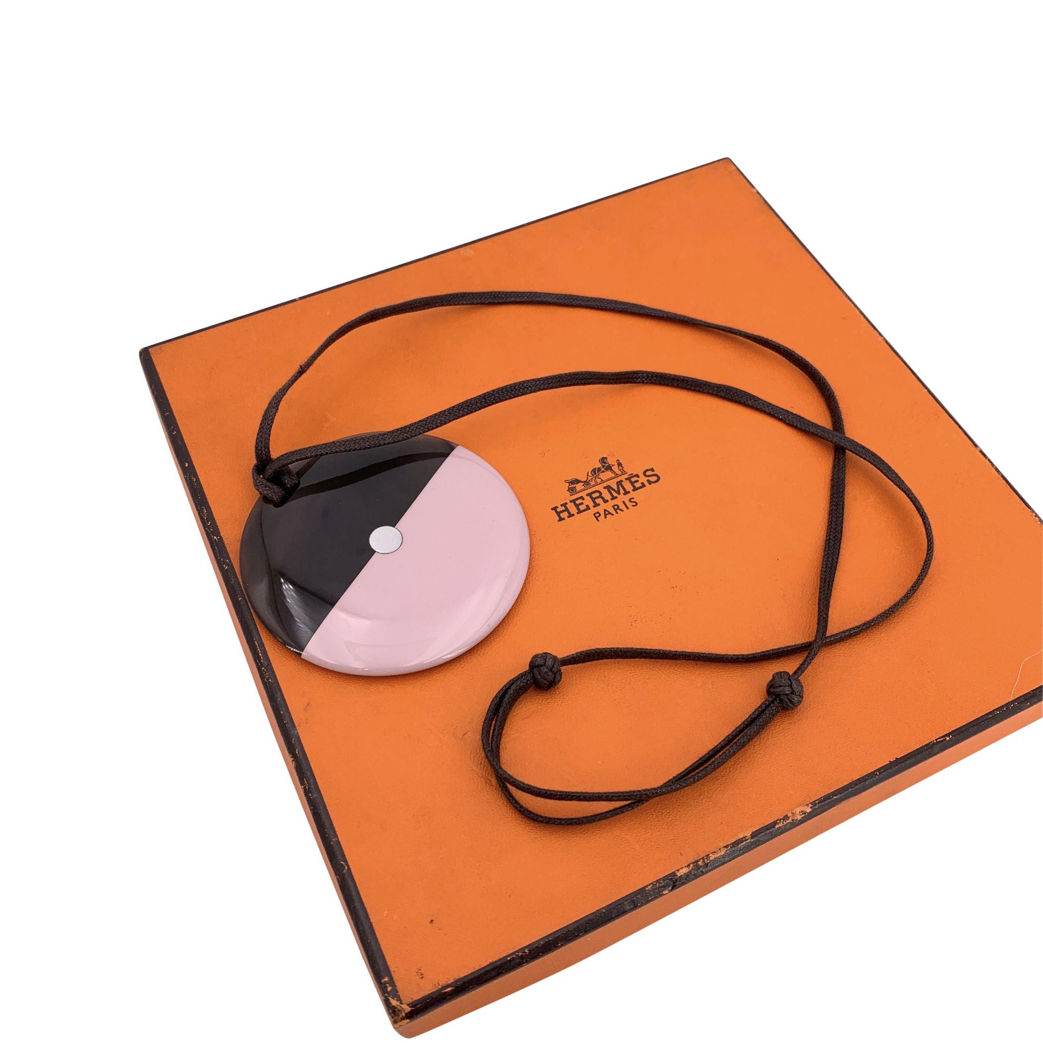 Nero Hermes Paris Collana con ciondolo rotondo rosa laccato in vendita