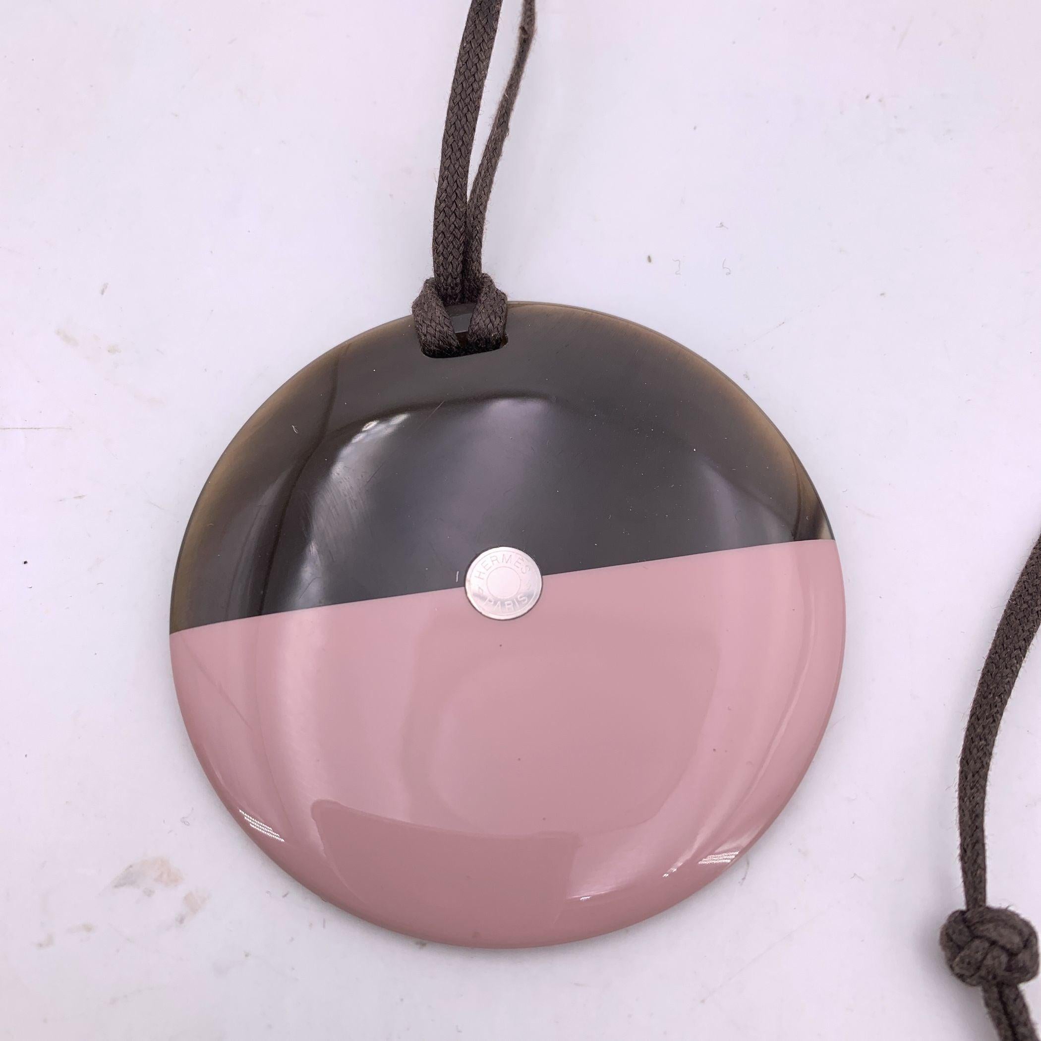 Donna Hermes Paris Collana con ciondolo rotondo rosa laccato in vendita