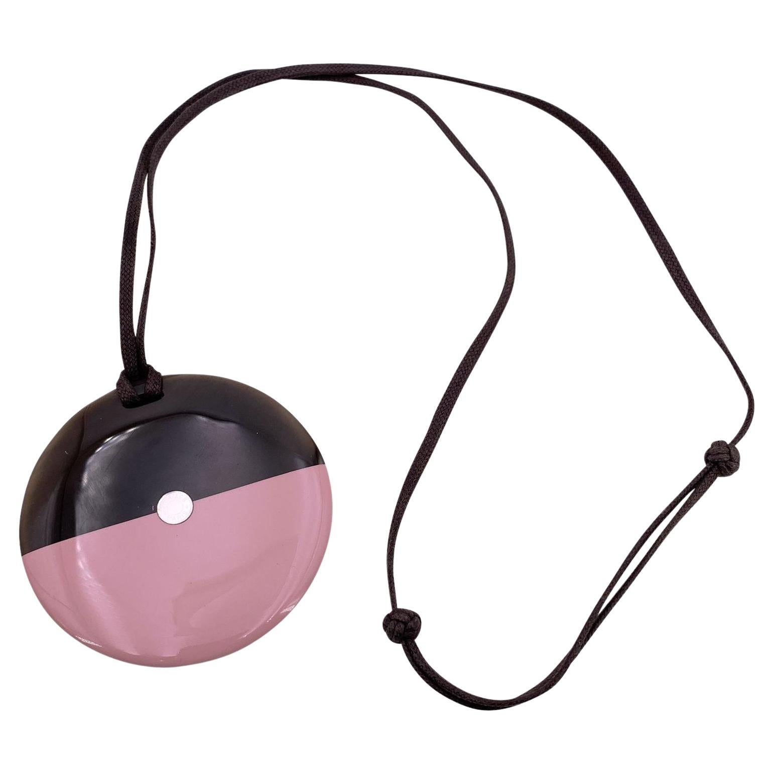 Hermes Paris Collana con ciondolo rotondo rosa laccato