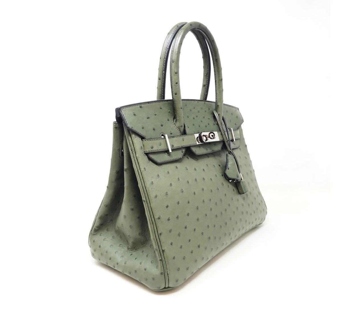 Hermes Paris Sac Birkin mis 30, in green ostrich leather with HDW silver year 2014.
Beautiful piece for collectors and not, color difficult to find, excellent conditions no box and original envoice Hermes.
Width: 30 cm
Height: 22 cm
Depth: 14 cm