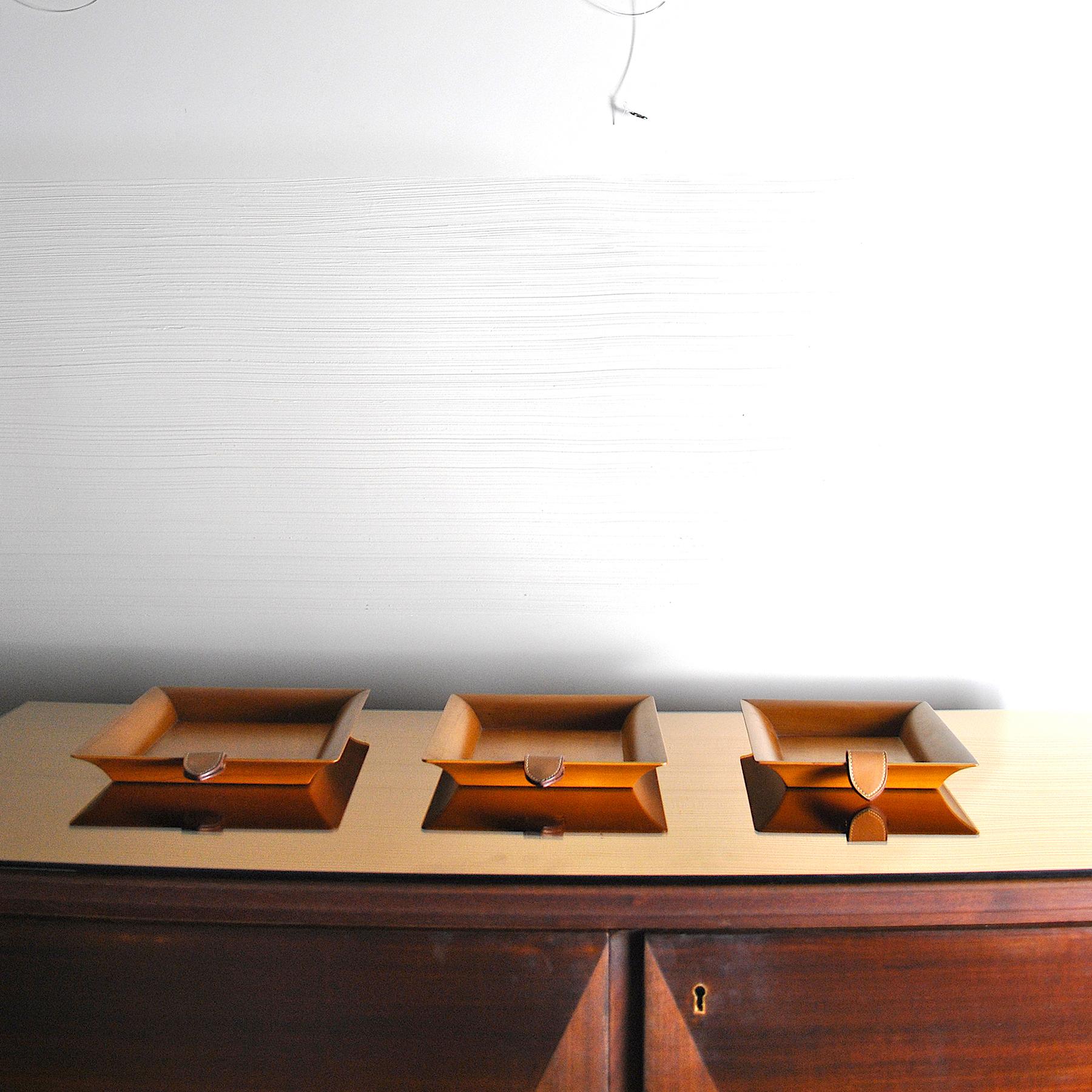Set of three pearwood valets tray, calfskin leather tab with white saddle stitch seam from 80's in very good condition.

Measurements in cm:

26 x 21 - 23 x 19 - 21 x 17 h3.


 