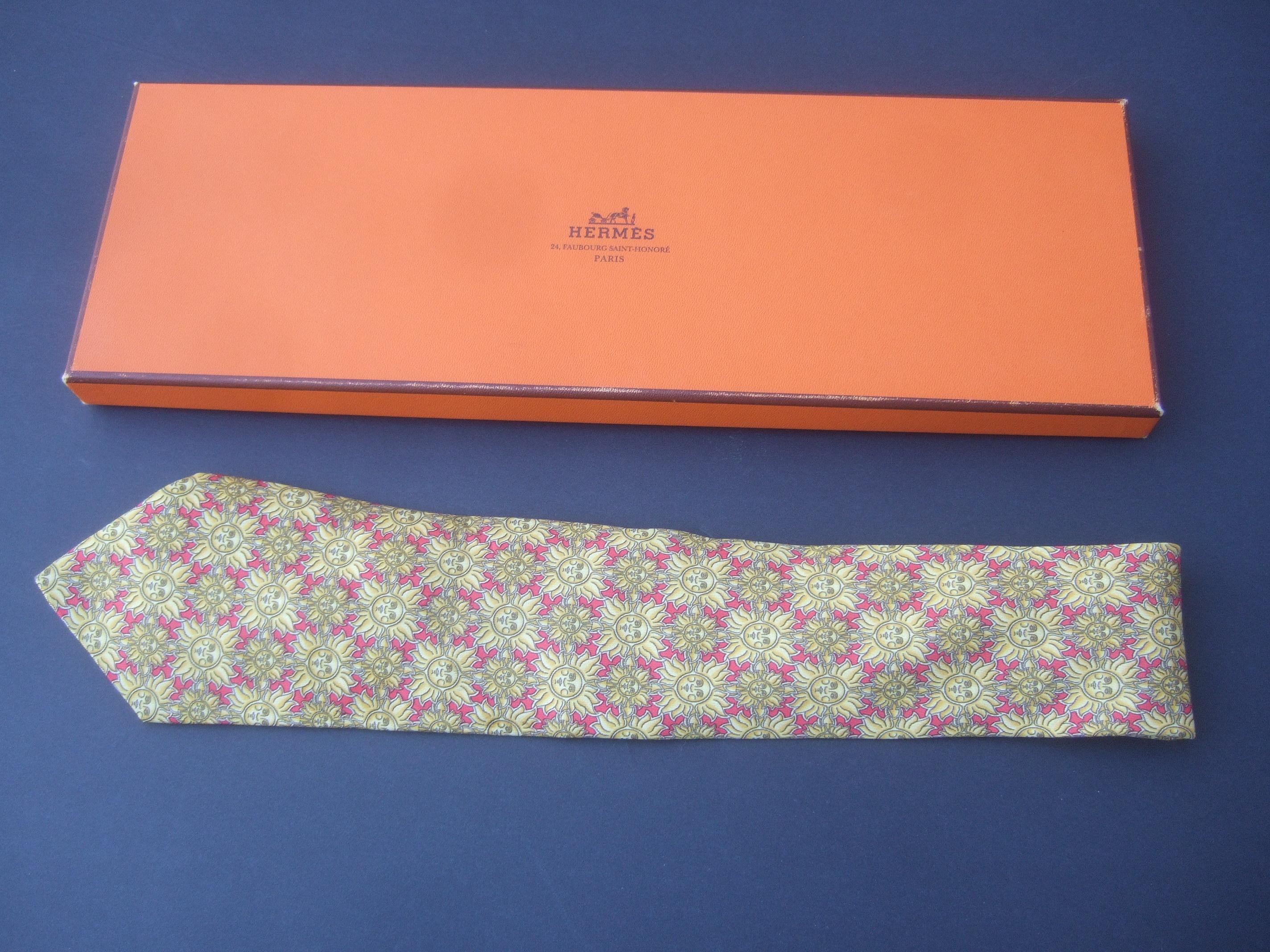 Hermès Paris - Cravate en soie imprimée soleil doré dans une boîte Hermès, circa 1990 7