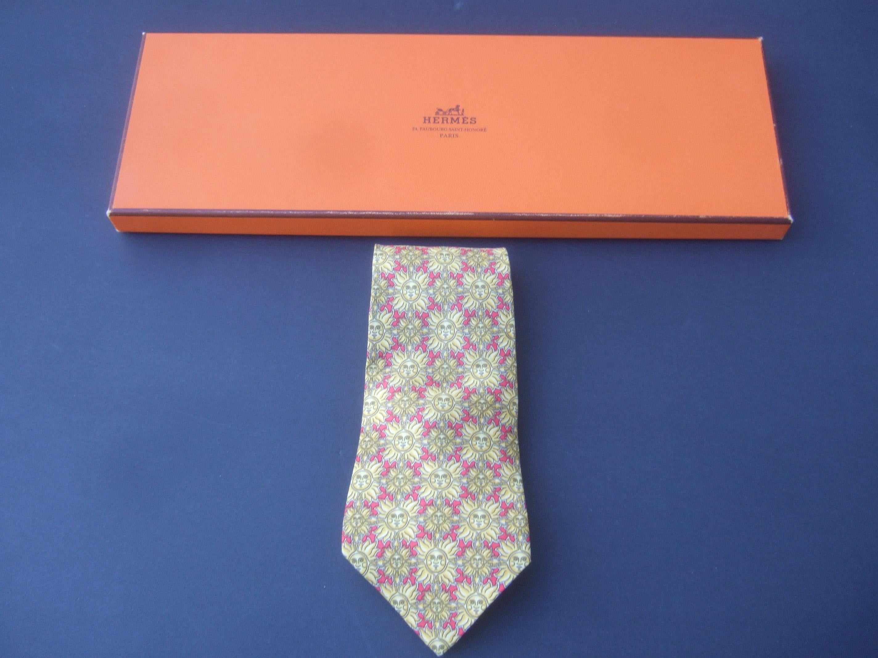  Hermès Paris - Cravate en soie imprimée soleil doré dans une boîte Hermès, circa 1990 Pour hommes 