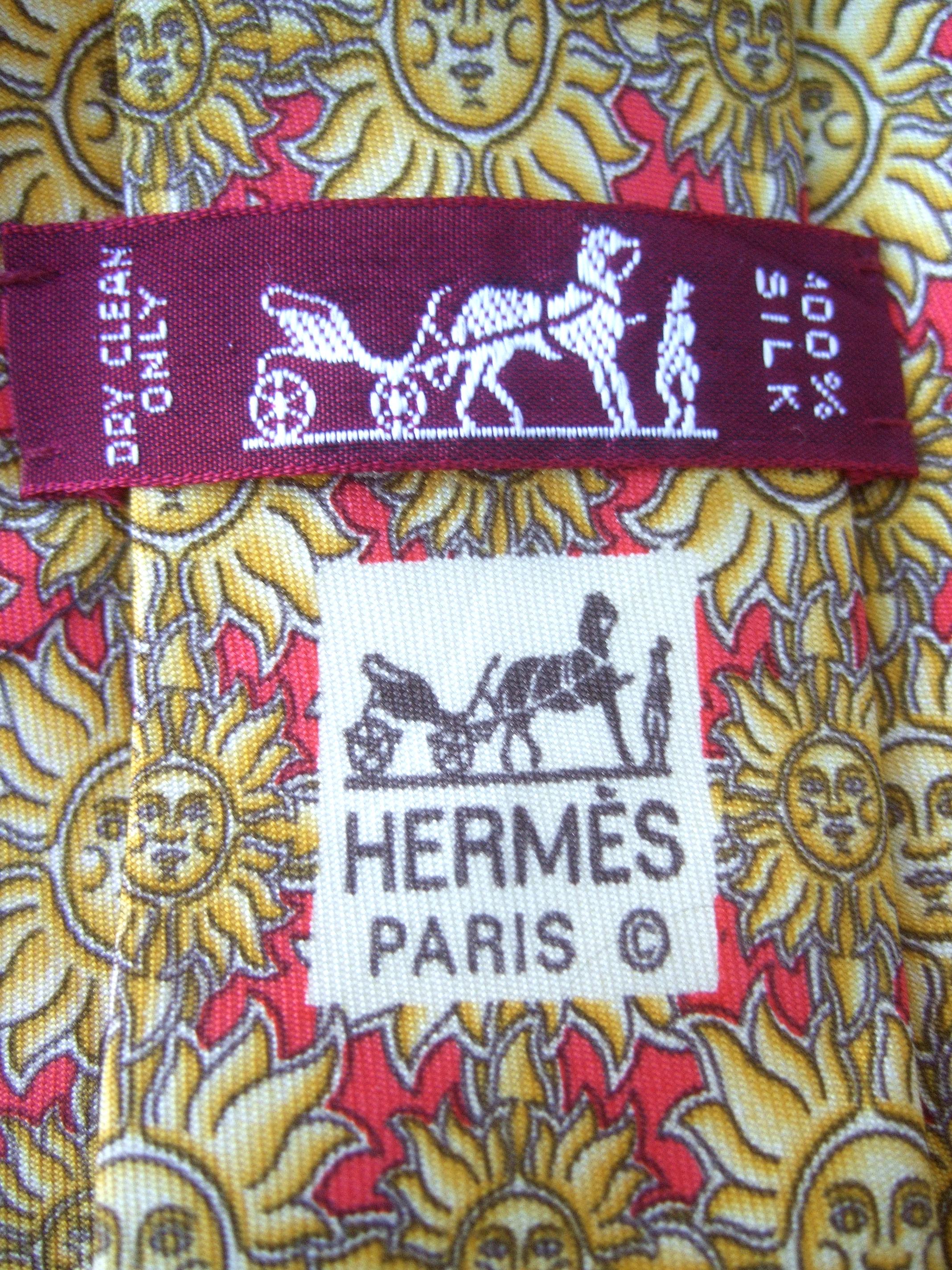 Hermès Paris - Cravate en soie imprimée soleil doré dans une boîte Hermès, circa 1990 2