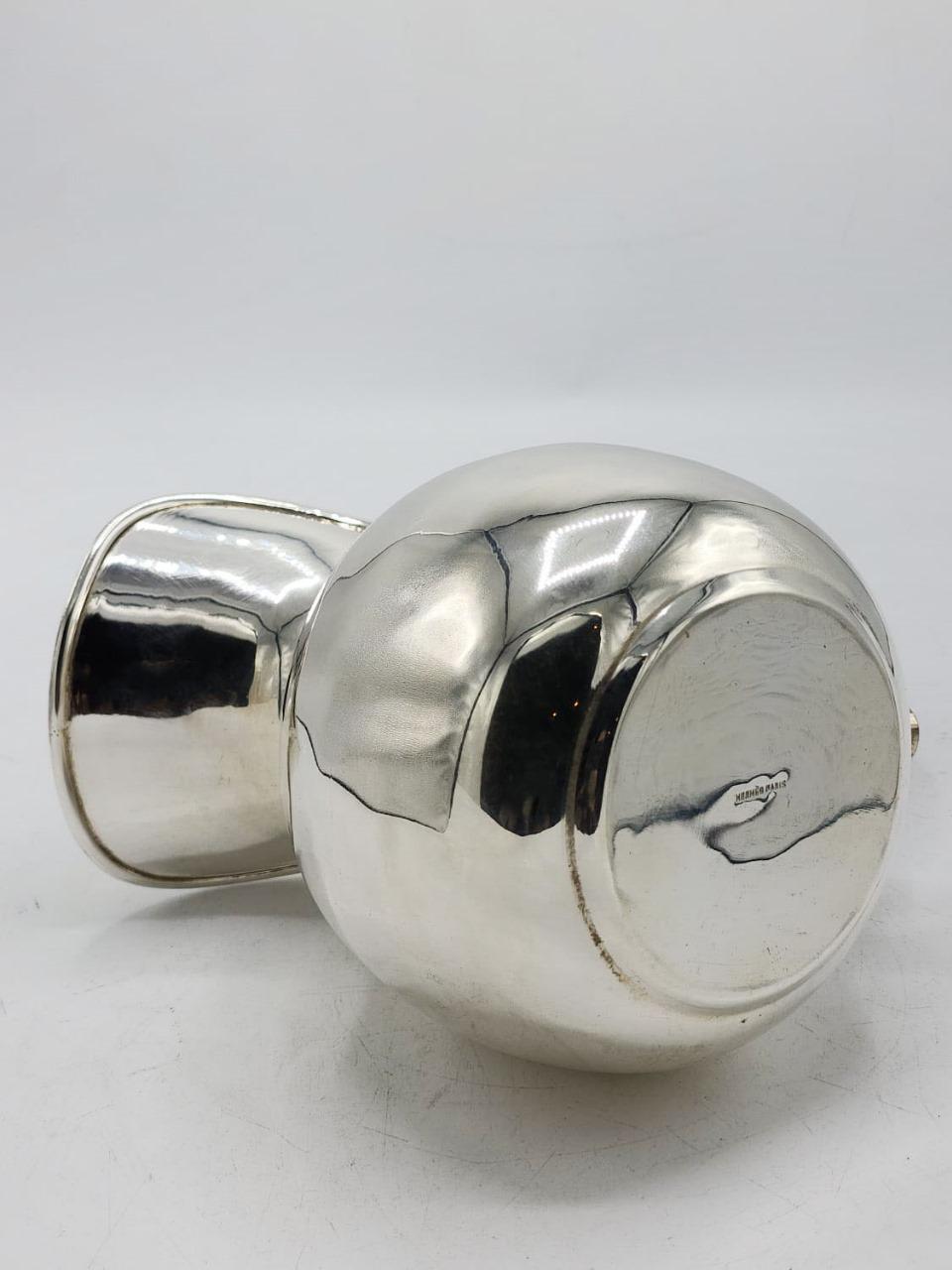 Hermes Paris silberner Metallkrug mit Ledergriff, 20. Jahrhundert

Eleganter Krug mit Ledergriff und einem Stil, der aufgrund der Details viel mit der Moderne verbindet, was ihn zu einem einzigartigen Krug macht.

Maßnahmen:
Höhe:16