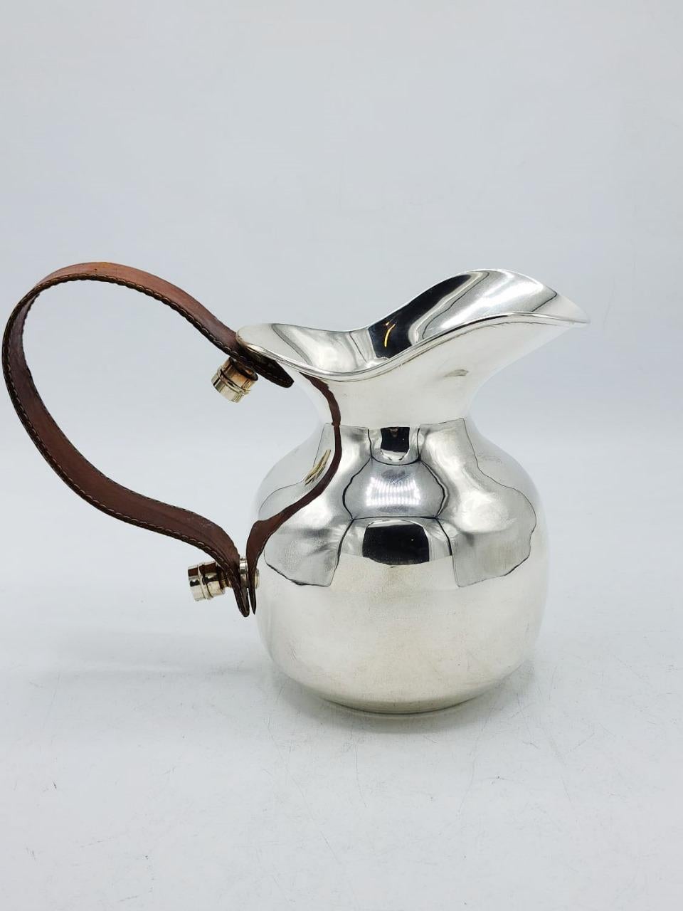 Hermes Paris silver metal jug with leather handle, 20th Century In Good Condition For Sale In Autonomous City Buenos Aires, CABA