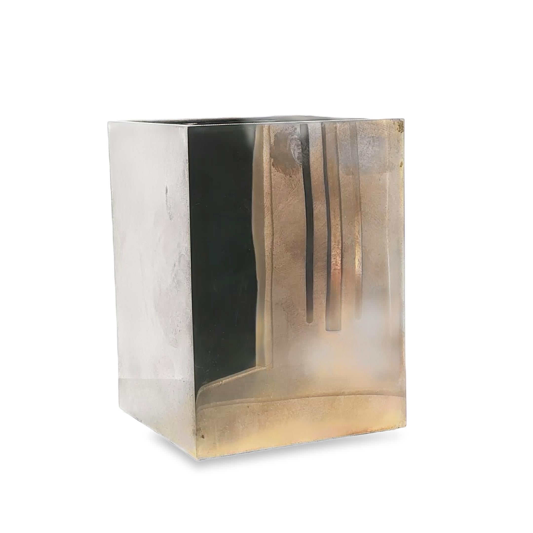 Porte-crayons Hermès Paris Silver
Un indispensable de bureau aux lignes épurées, signé Hermès, qui allie design minimaliste et artisanat de luxe.

Fabriqué en France, ce porte-crayon plaqué argent présente une forme géométrique cubique nette et une
