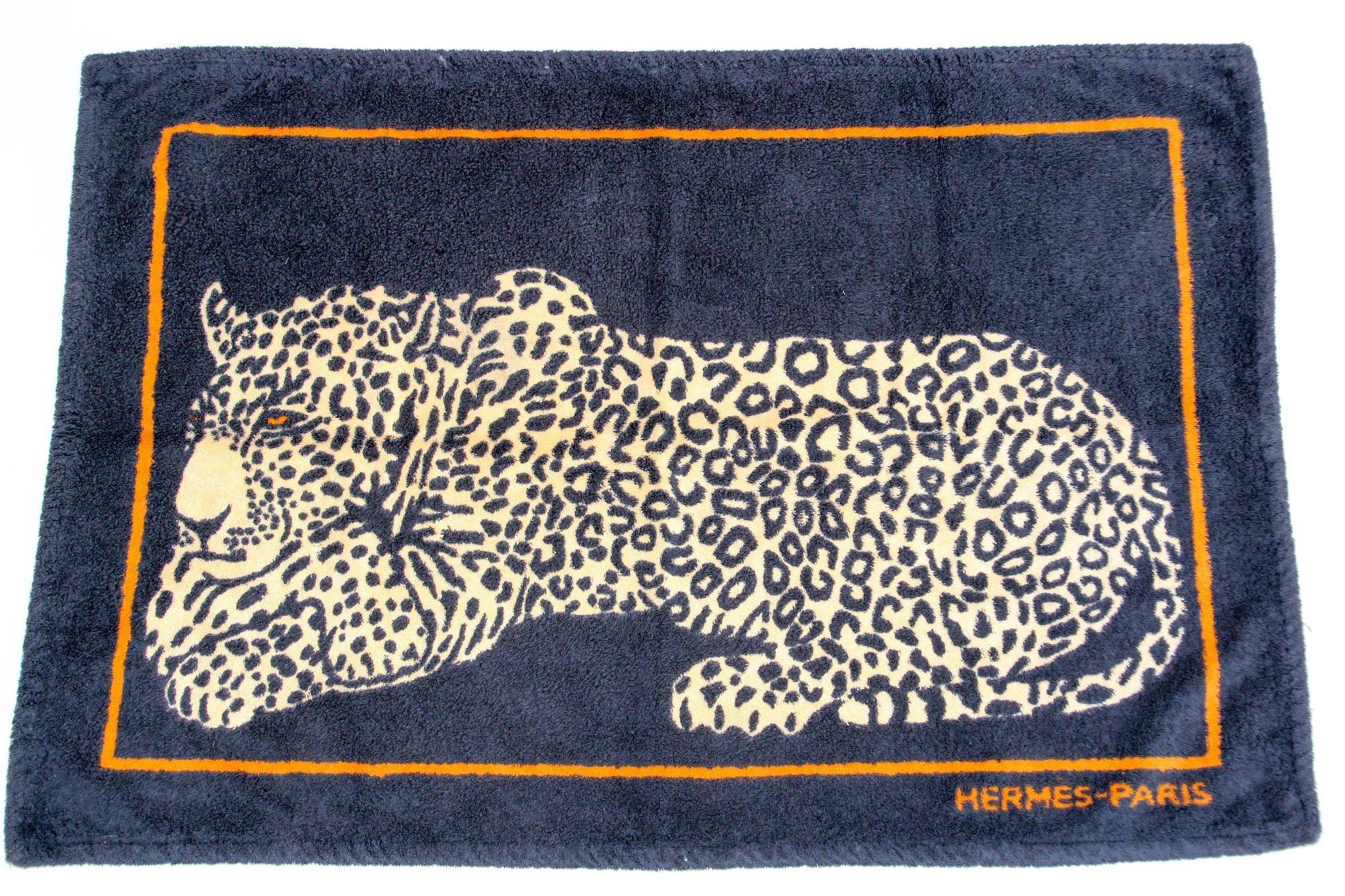 HERMES Paris small bath mat 100% Cotton Made in France.
Luxury Hermes Paris terry cloth bath rug mat.
Authentic vintage Hermès rectangular bath rug with a leopard print on black background and orange back.
The print is a leopard resting,