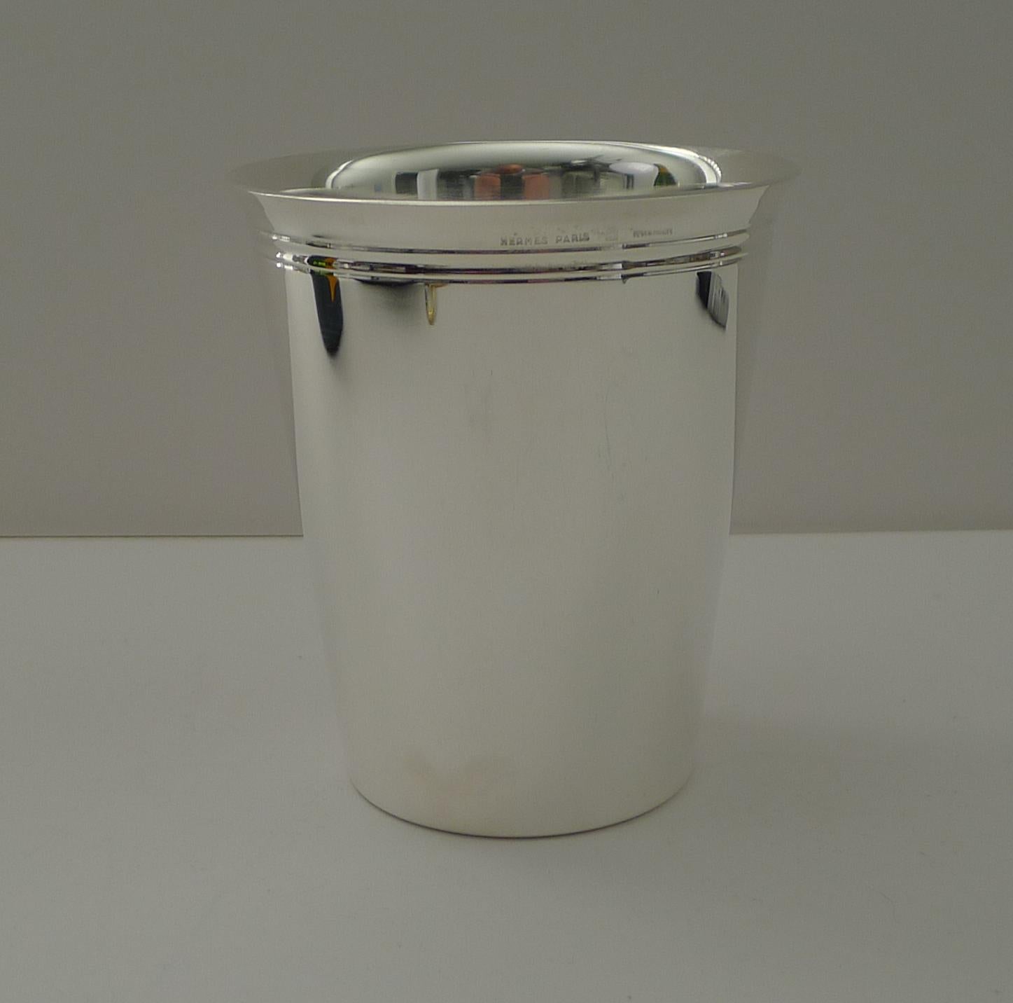 Milieu du XXe siècle Hermès Paris - Petit vase en métal argenté c.1960 en vente