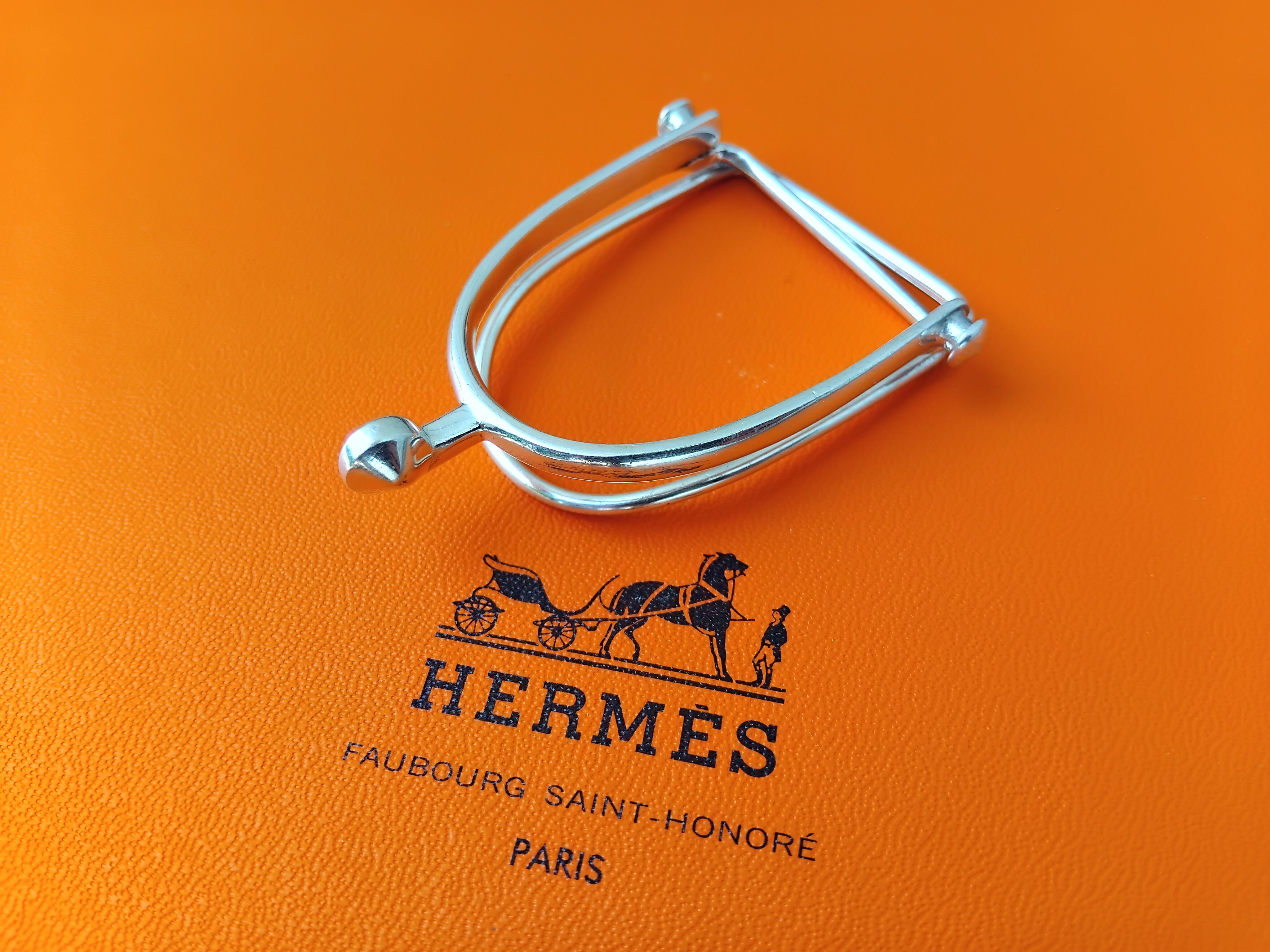 Raro clip para billetes Hermès auténtico

En forma de espolón

Tema ecuestre, caballo, Texas

Artículo antiguo

Fabricado por Gaetan de Percin para Hermès (sello GP)

De plata 800 (sello del cangrejo)

Colorway: plateado

