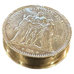 Portapillole Hermès Paris in argento sterling, a forma di moneta da cinque franchi del 1873, realizzato da Ravinet d'Enfert