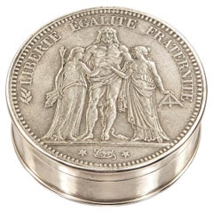 Portapillole Hermès Paris in argento sterling, a forma di moneta da cinque franchi del 1873, realizzato da Ravinet d'Enfert