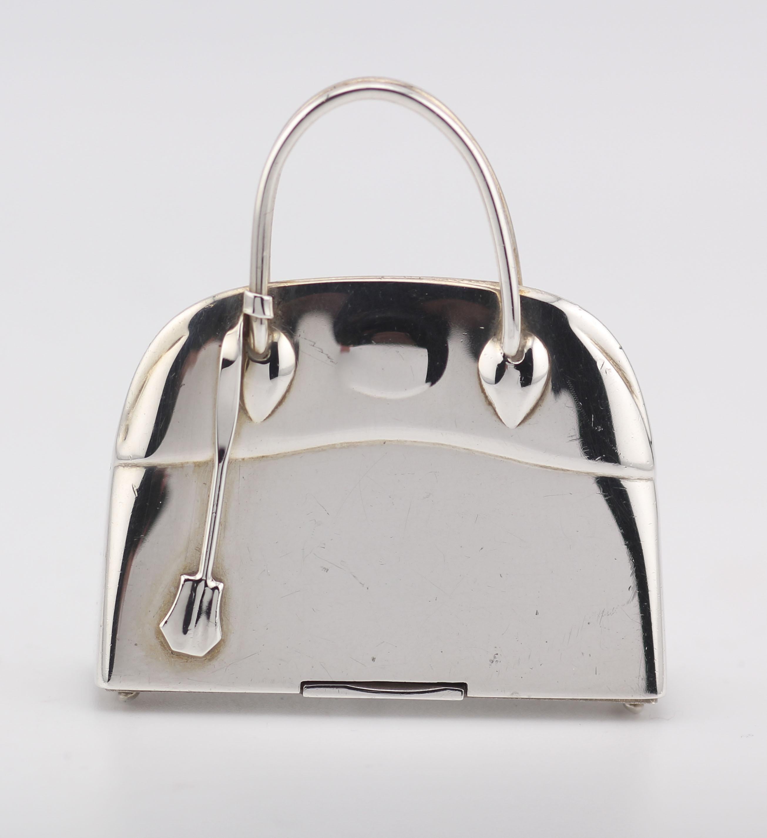 Eleva tu estilo con la exquisita artesanía de este Colgante Pastillero Hermes París de plata de ley. Meticulosamente elaborado, este pastillero es un testimonio del legado de Hermes de crear piezas excepcionales que combinan a la perfección arte y