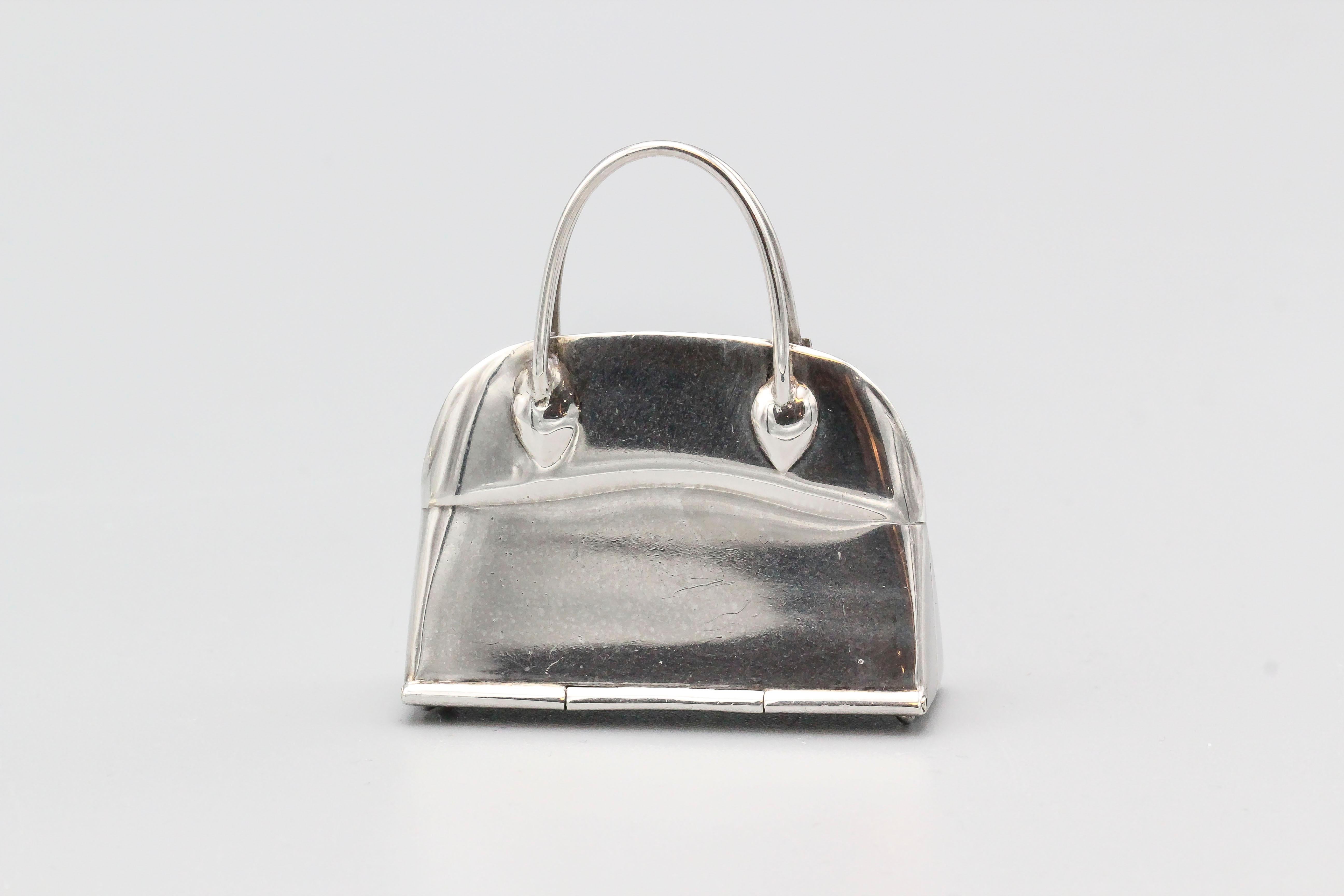 Pendentif avec breloque en forme de boîte à pilules sac bolide en argent sterling, de Hermès Paris Unisexe en vente
