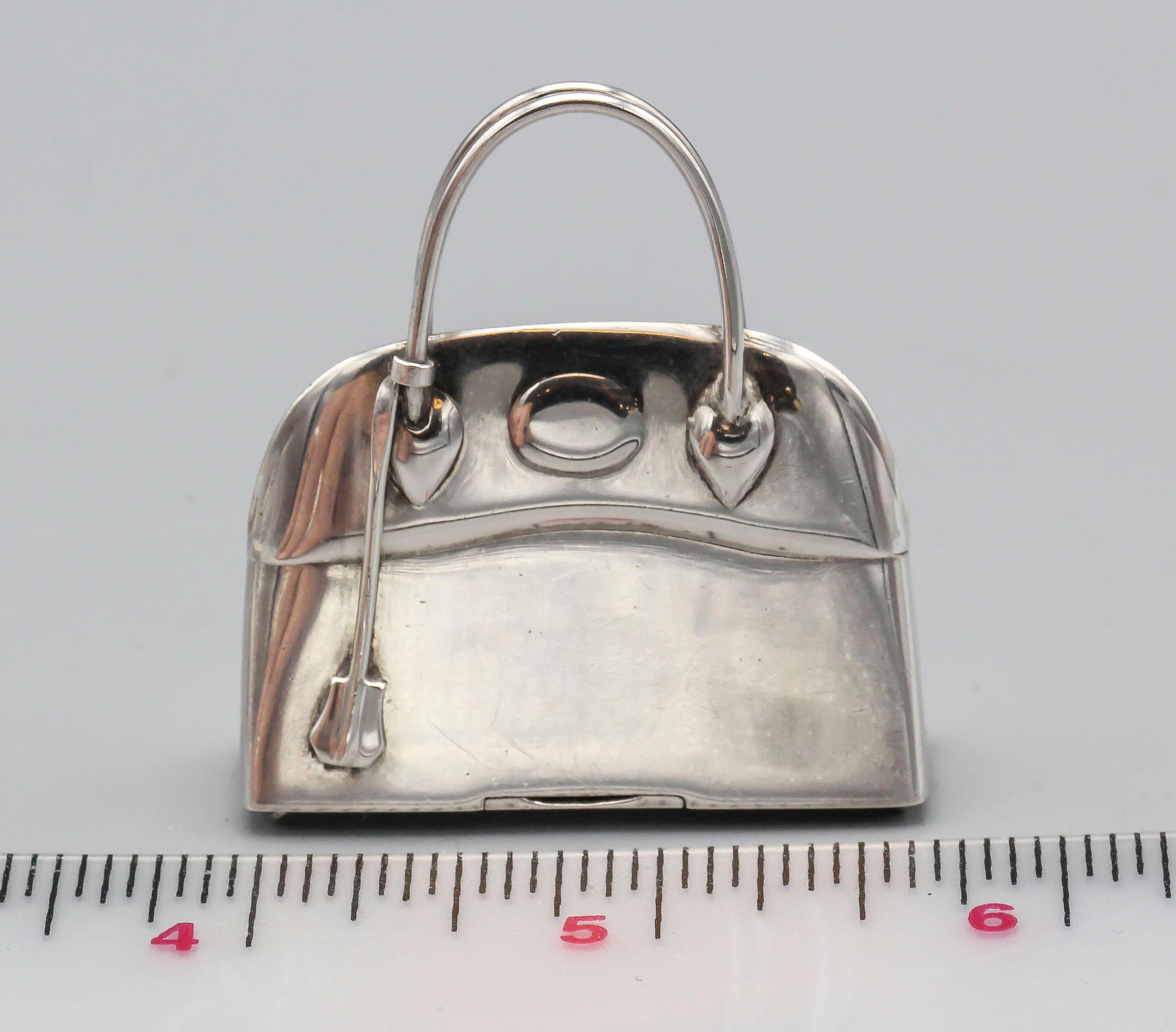 Pendentif avec breloque en forme de boîte à pilules sac bolide en argent sterling, de Hermès Paris en vente 2