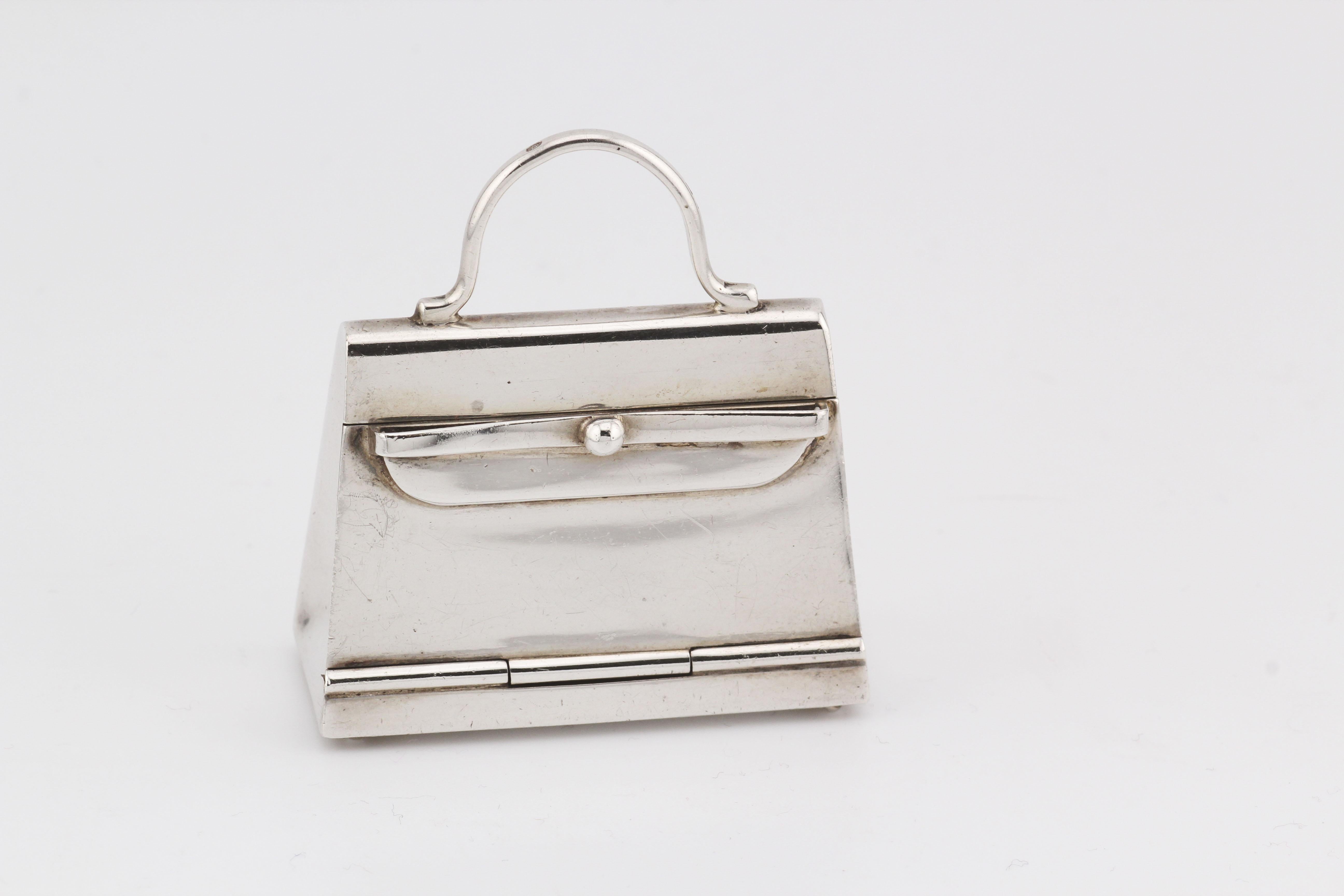 Abraza el epítome del lujo y la artesanía con este exquisito Colgante Colgante Pastillero Kelly Bag de Plata de Ley Hermes París. Meticulosamente elaborado, este colgante es un testimonio del legado de Hermes de crear piezas excepcionales que