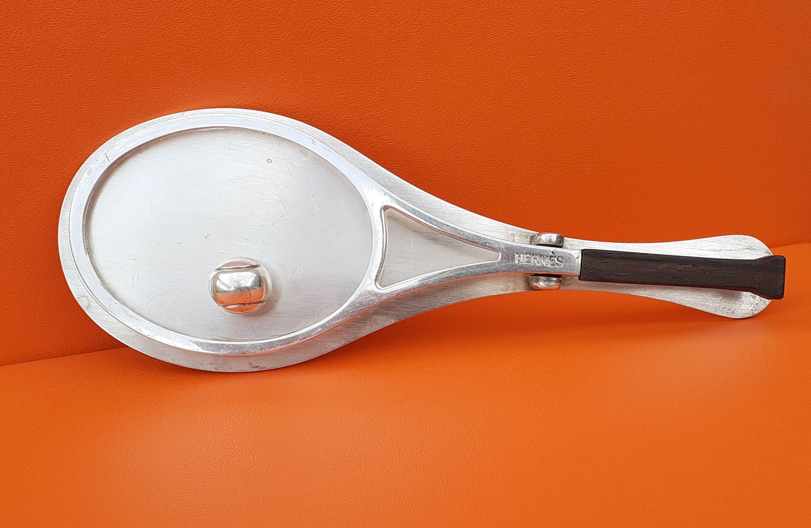 Excepcional clip Hermès auténtico

Artículo muy raro

Fabricado en Francia

Artículo vintage

De metal (no precioso), madera y plástico

Colores: plateado, marrón

