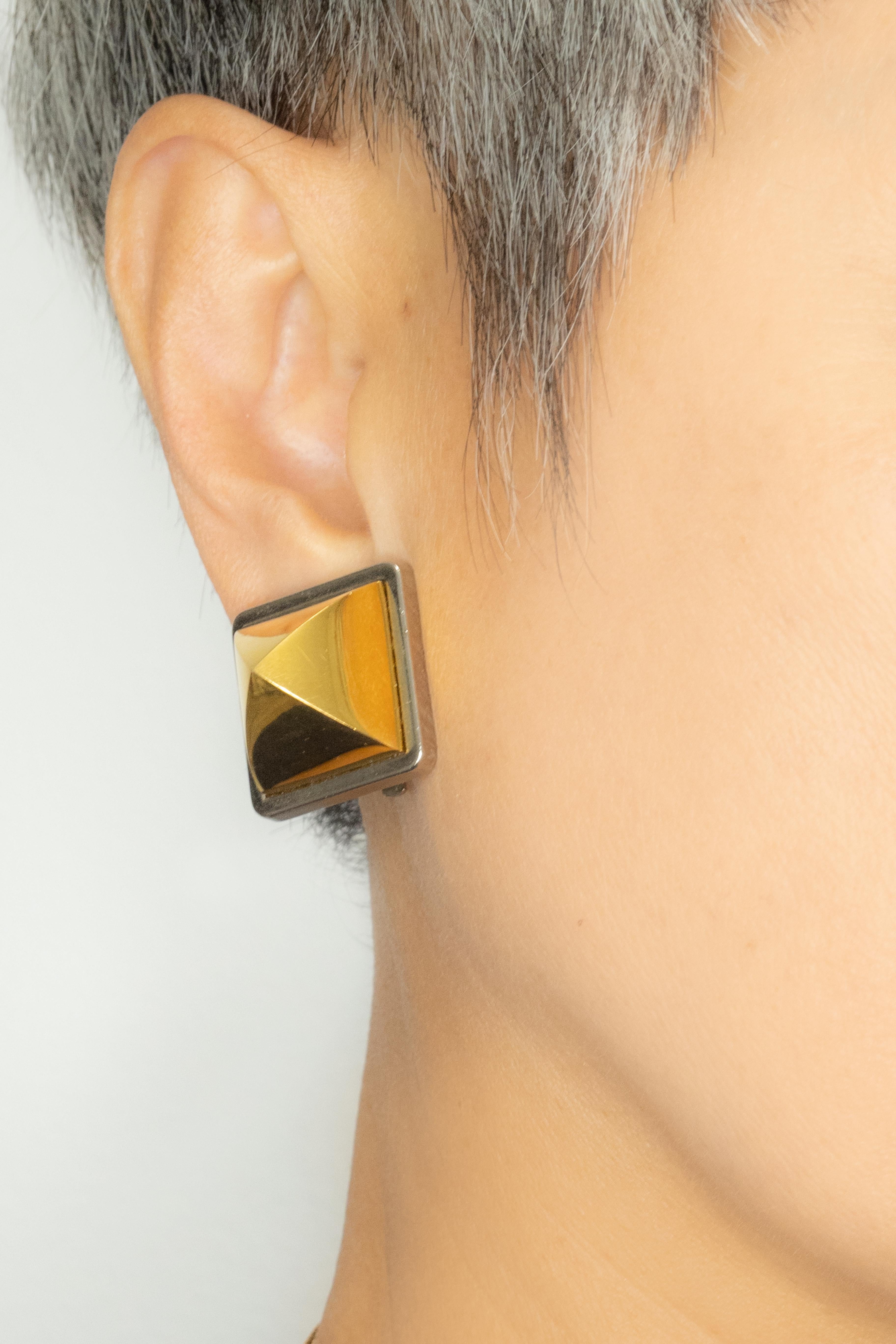Moderno Hermès Paris Two-Tone Medor Pyramid Earrings in vendita