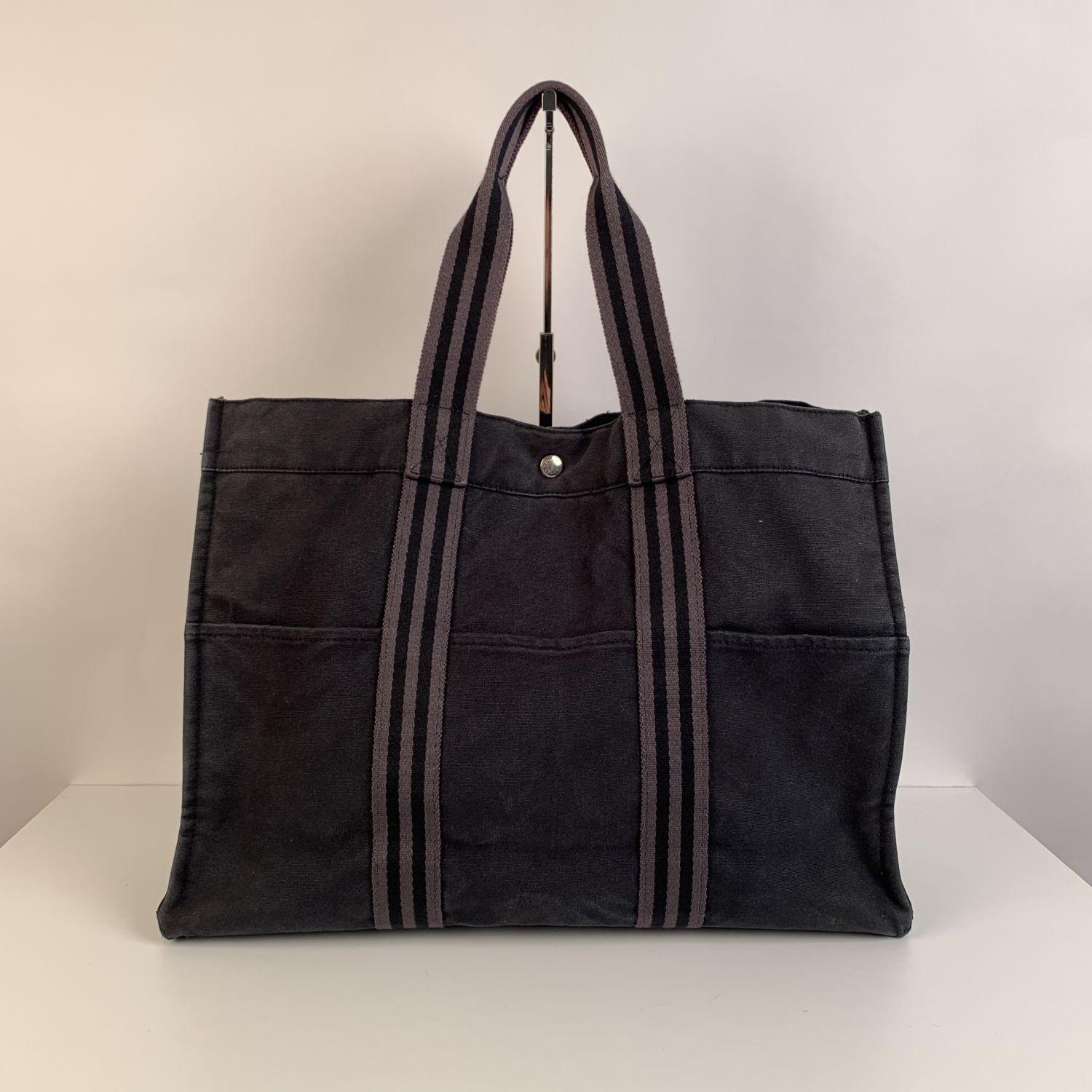 - Hermes Paris Vintage Black Cotton Canvas Tote Handbag Fourre Tout GM
- Made in France
- Black color
- Material: 100% cotton
- 3 front pockets on the front and 3 pockets on the back
- It has snaps on both ends for expansion
- Durable canvas