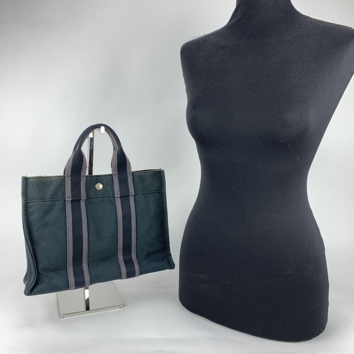 - Model: 'HERMES FOURRE TOUT - PM' Tote handbag
- Made in France
- Color: Black with Gray stripes
- Material: 100% cotton
- It has snaps on both ends for expansion
- Durable canvas handles, perfect for casual and everyday use.
- Open top with middle
